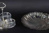 Duas  peças de metal prateado, sendo: pota salg... - Duas  peças de metal prateado, sendo: pota salgados com 3 recipientes de vidro e, concha porta caviar com recipiente de vidro.