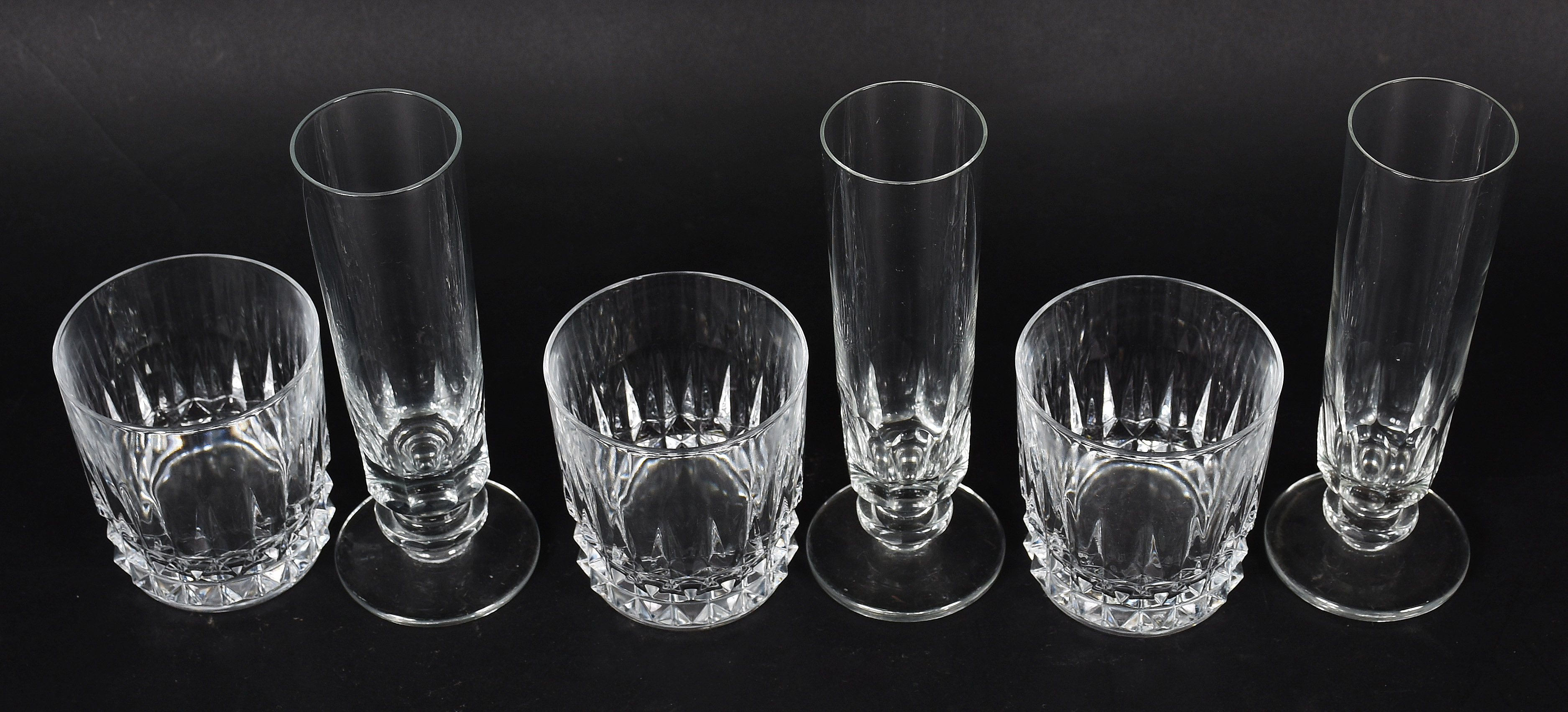 Conjunto com nove flutes e nove copos para wisky em demi cristal... - foto 2 de 3