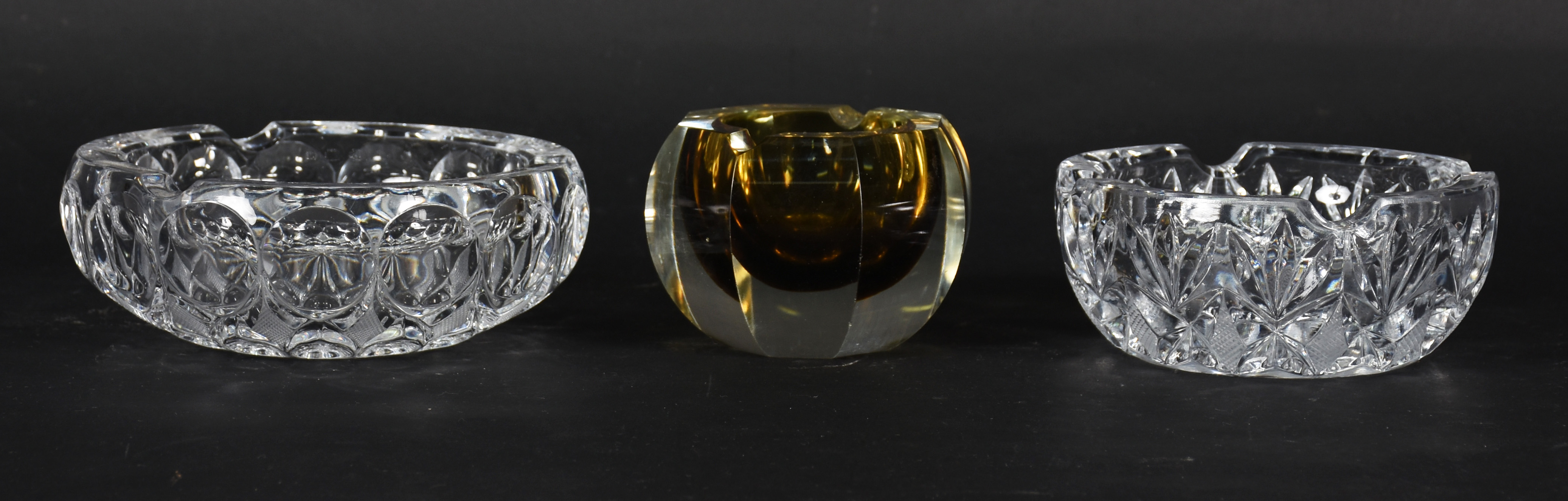 Três cinzeiros de cristal, sendo um na cor âmbar facetado e dois... - foto 3 de 3