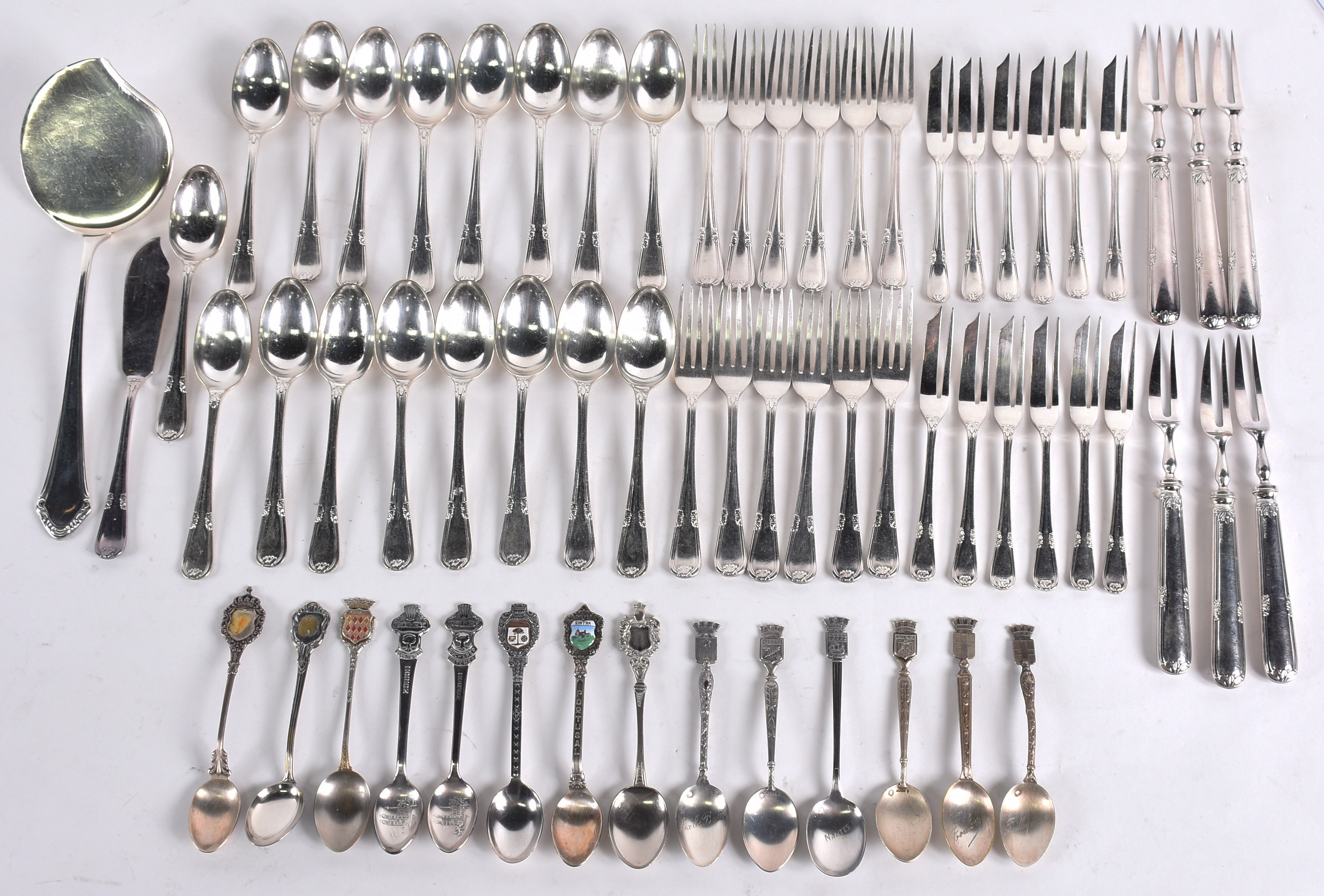 Coleção com 14 colherinhas de viagem e faqueiro de metal prateado com... - foto 1 de 5