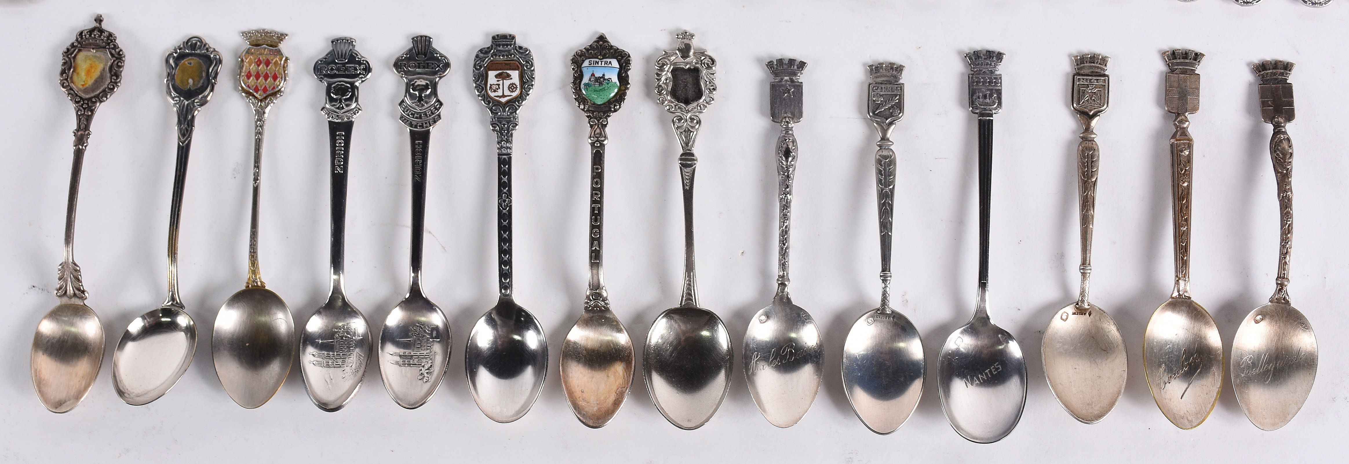 Coleção com 14 colherinhas de viagem e faqueiro de metal prateado com... - foto 2 de 5