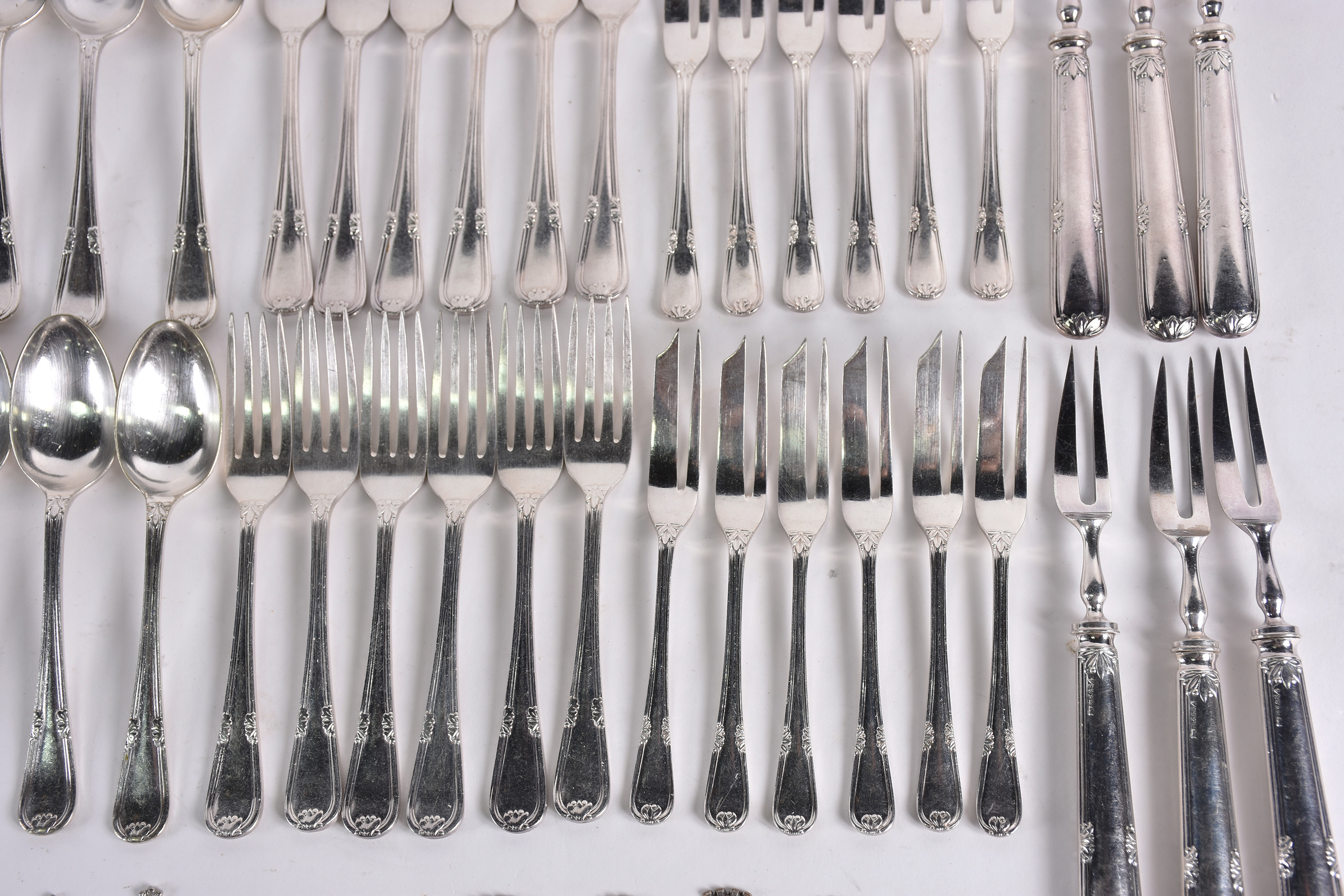 Coleção com 14 colherinhas de viagem e faqueiro de metal prateado com... - foto 3 de 5
