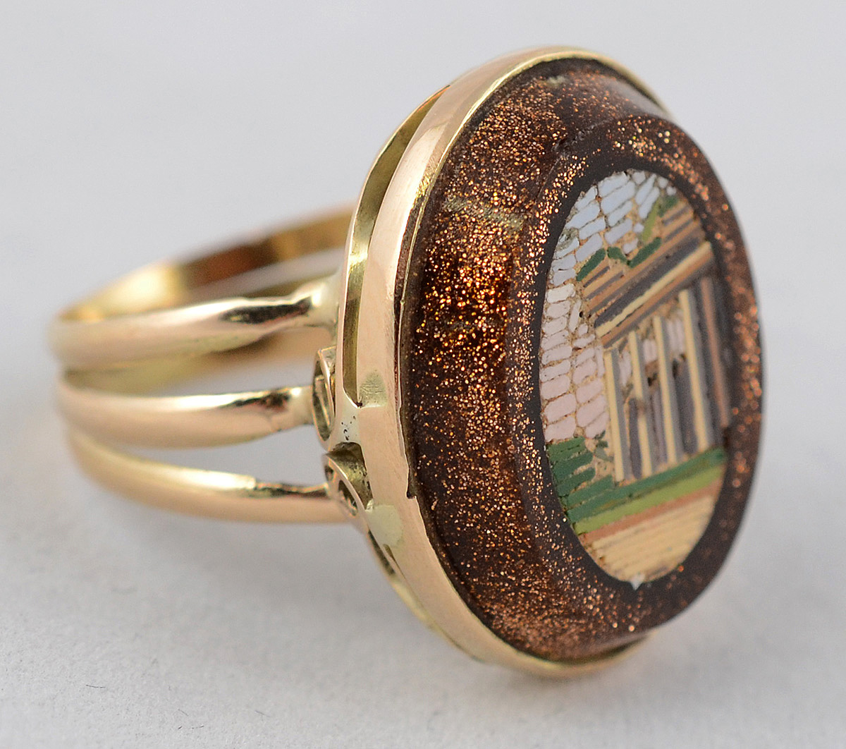 Anel em ouro 18 k com camafeu italiano da Escola do Vaticano... - foto 1 de 2
