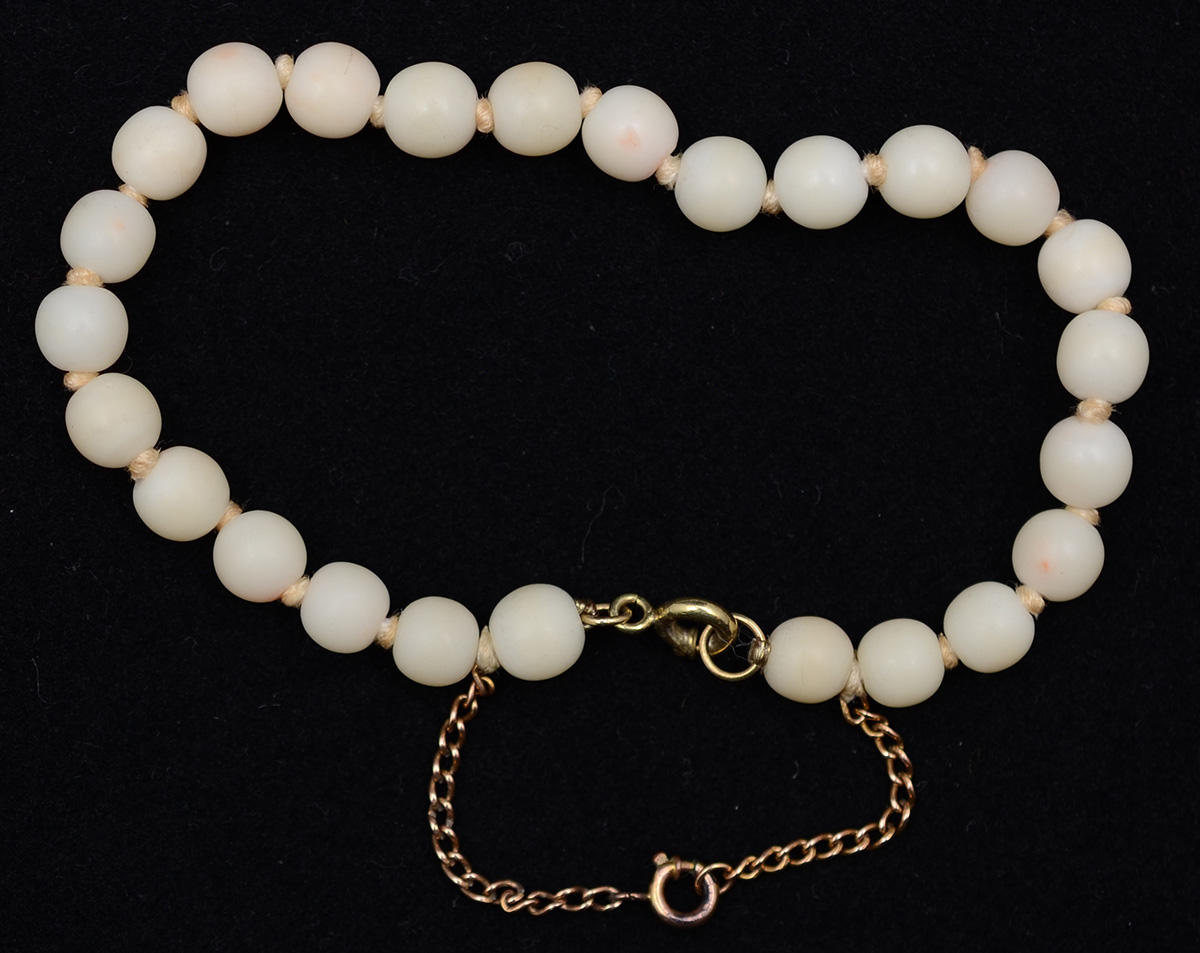 Pulseira em coral branco da Turquia, fecho e segurança em ouro 18 k...