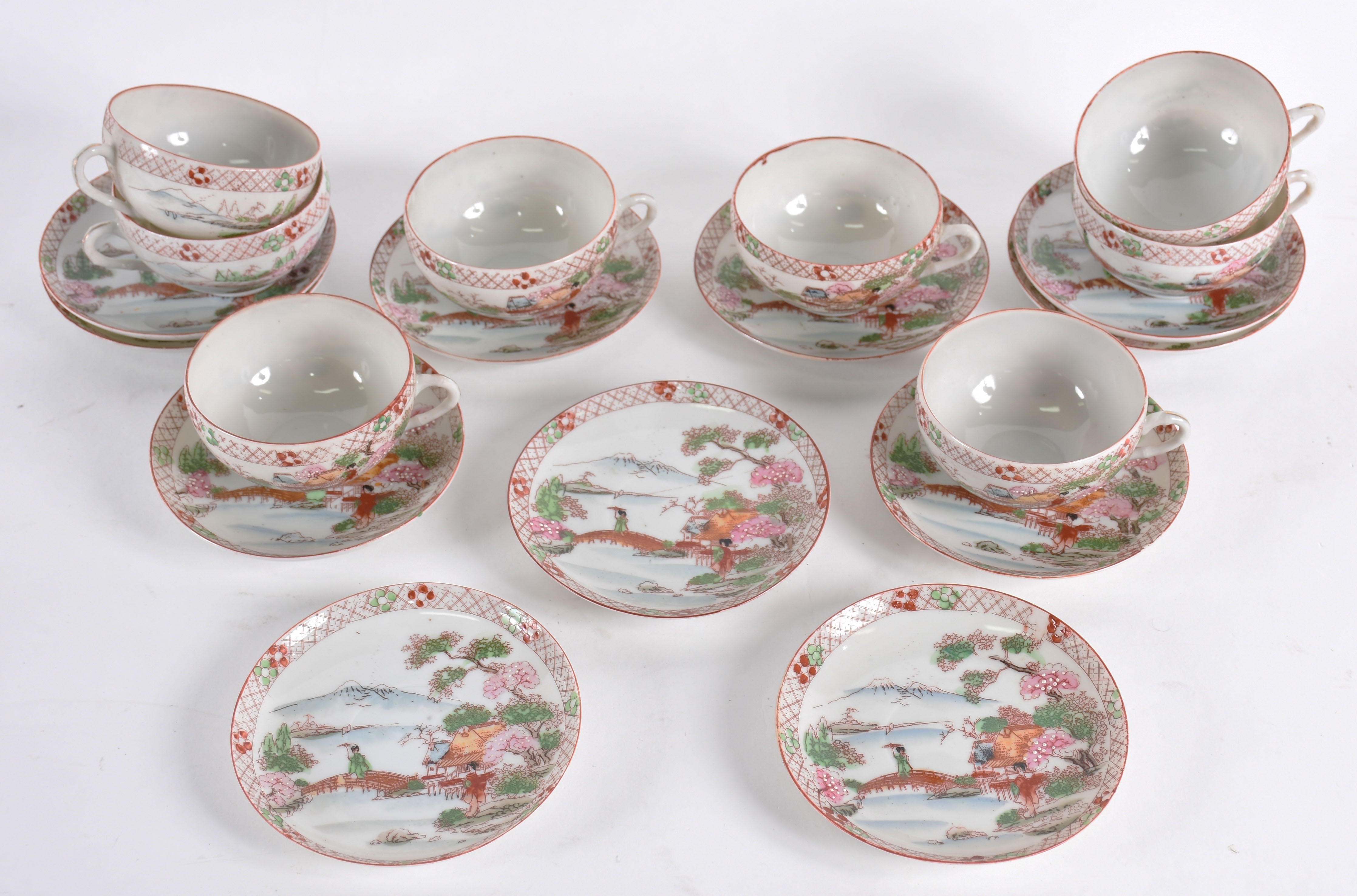 Oito xícaras de chá com pires (mais 3 pires extras) de fina porcelana... - foto 1 de 3