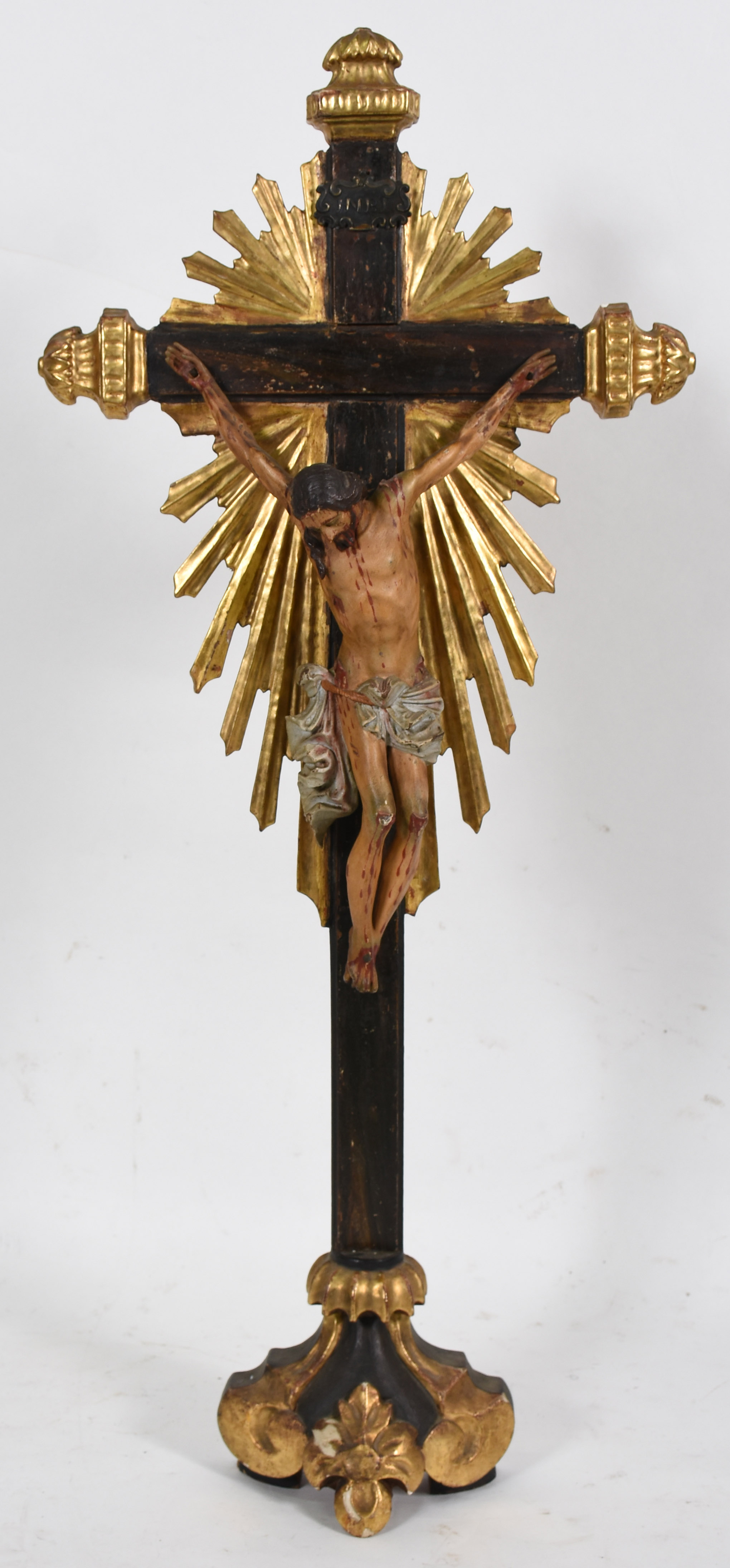 Crucifixo de madeira com figura de Cristo ricamente entalhada e... - foto 1 de 3