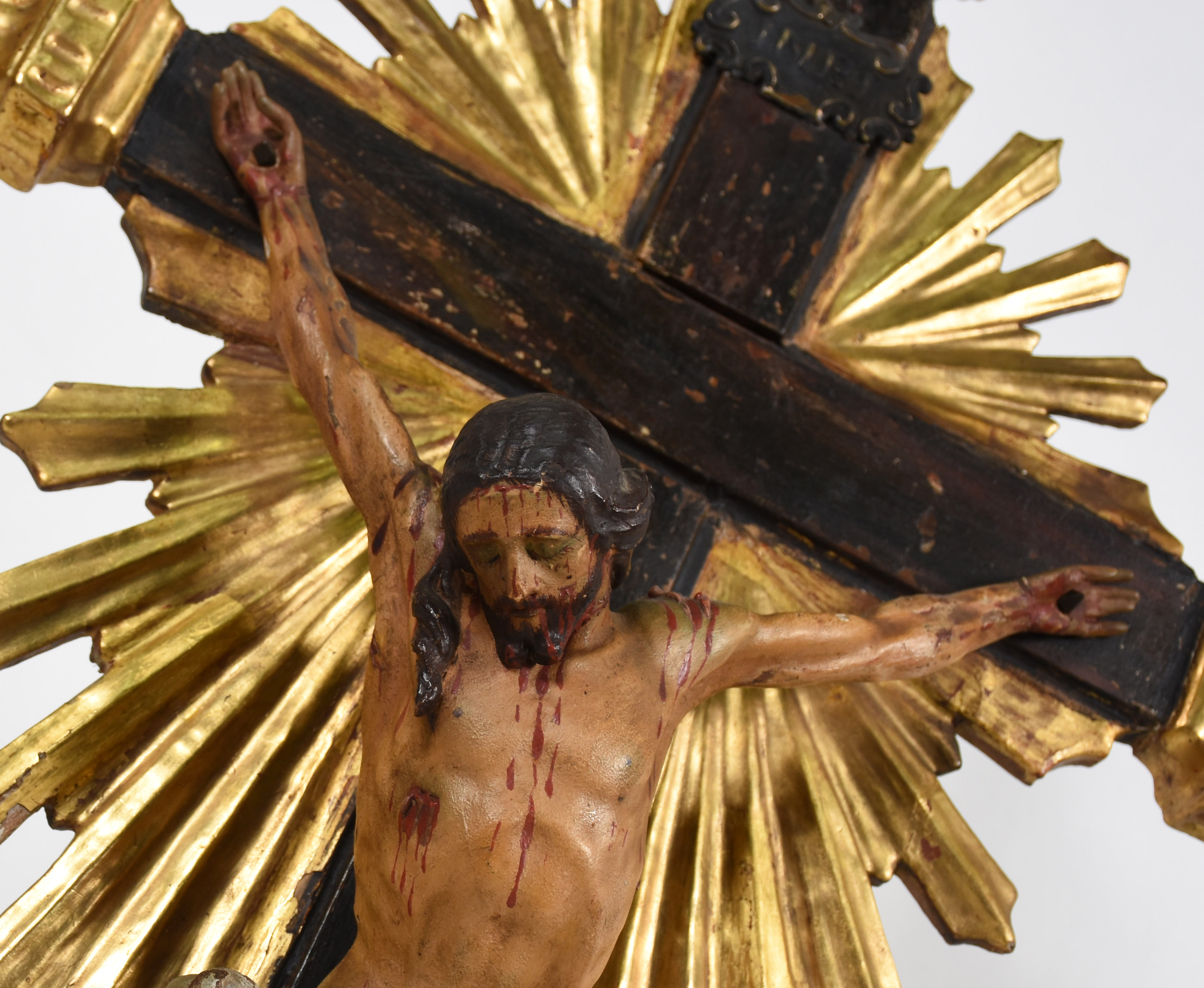 Crucifixo de madeira com figura de Cristo ricamente entalhada e... - foto 2 de 3