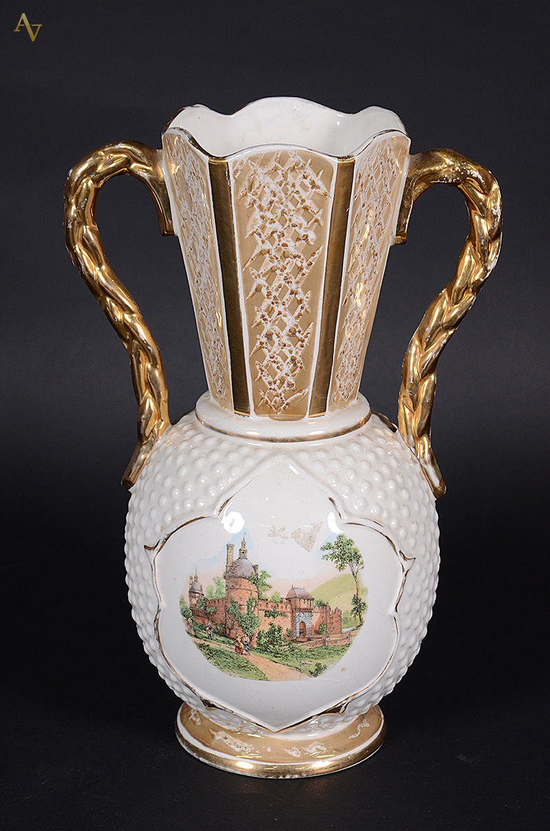 Jarro de porcelana européia com realces dourados e paisagem em... - foto 1 de 2