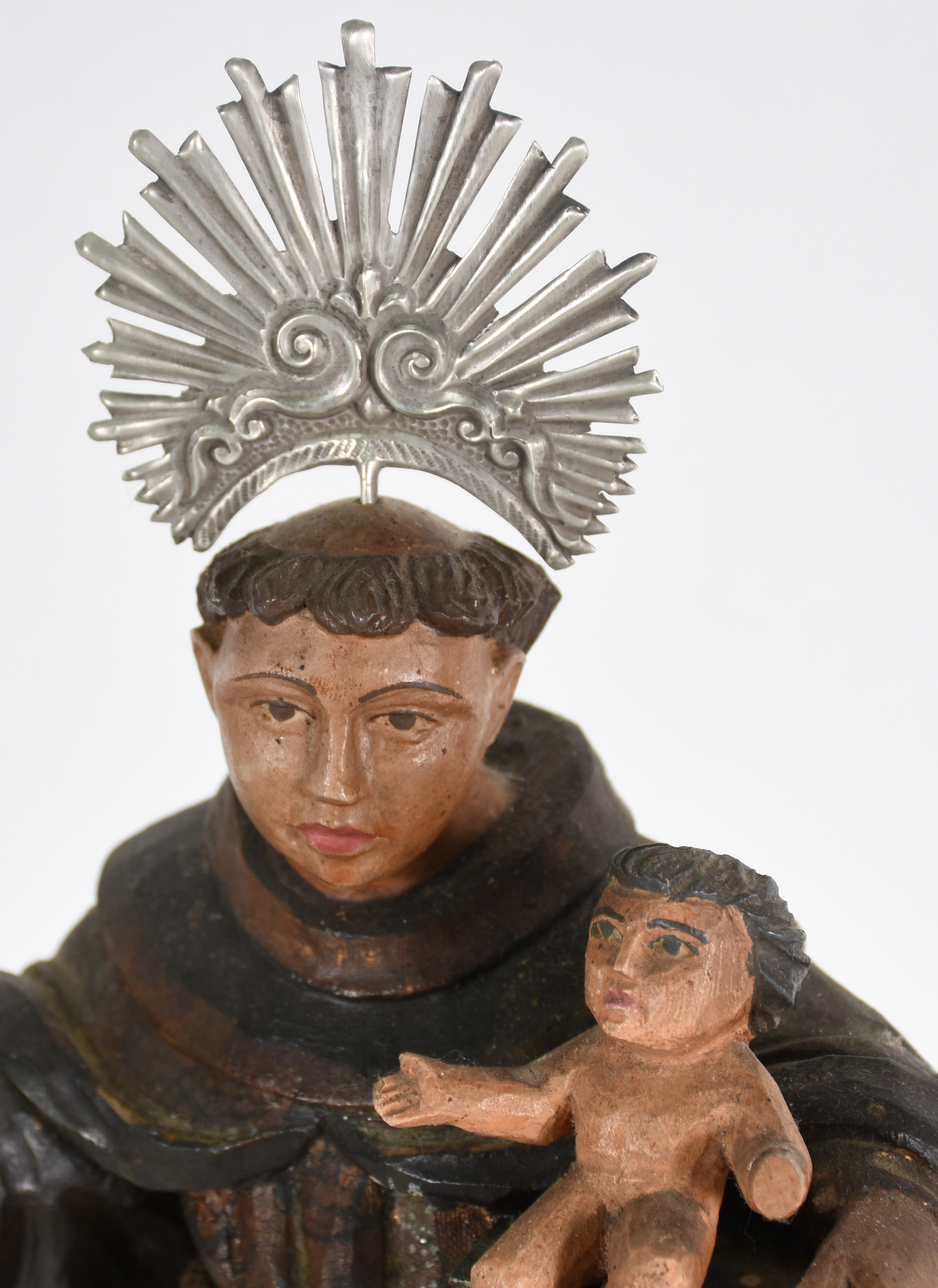 Imagem de Santo Antônio com menino de madeira policromada e dourada... - foto 2 de 3