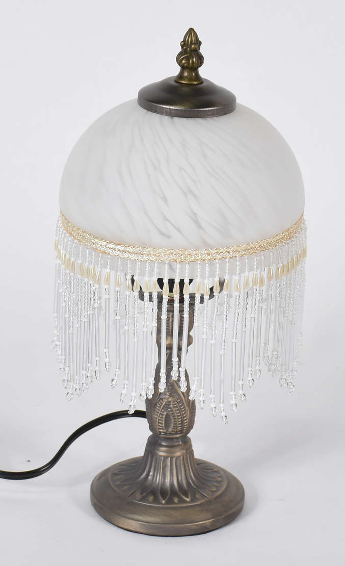 Pequena luminária com base de metal, cúpula de vidro branco leitoso... - foto 1 de 3