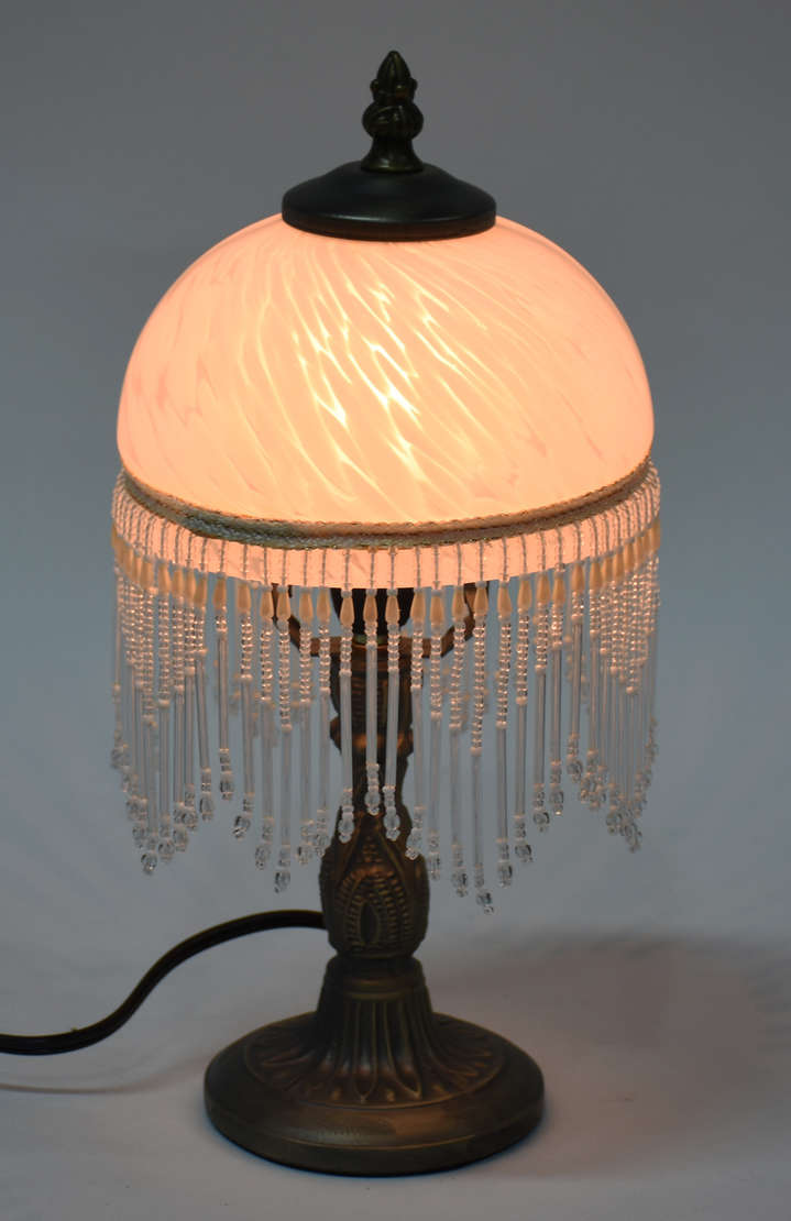Pequena luminária com base de metal, cúpula de vidro branco leitoso... - foto 2 de 3