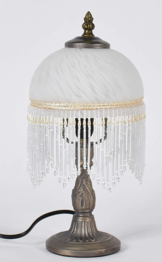 Pequena luminária com base de metal, cúpula de vidro branco leitoso... - foto 3 de 3