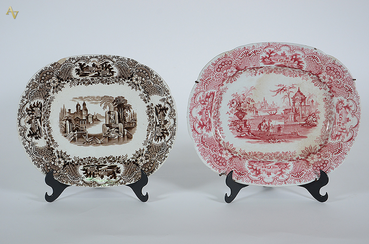 Dois antigos pratos de porcelana PICKMAN. Medidas 34 x 29 cm e 38 x... - foto 1 de 4