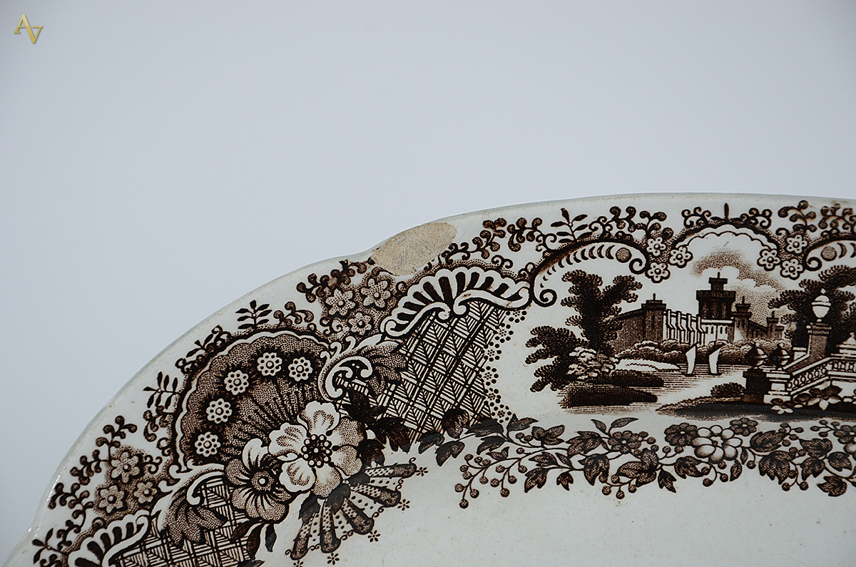 Dois antigos pratos de porcelana PICKMAN. Medidas 34 x 29 cm e 38 x... - foto 2 de 4