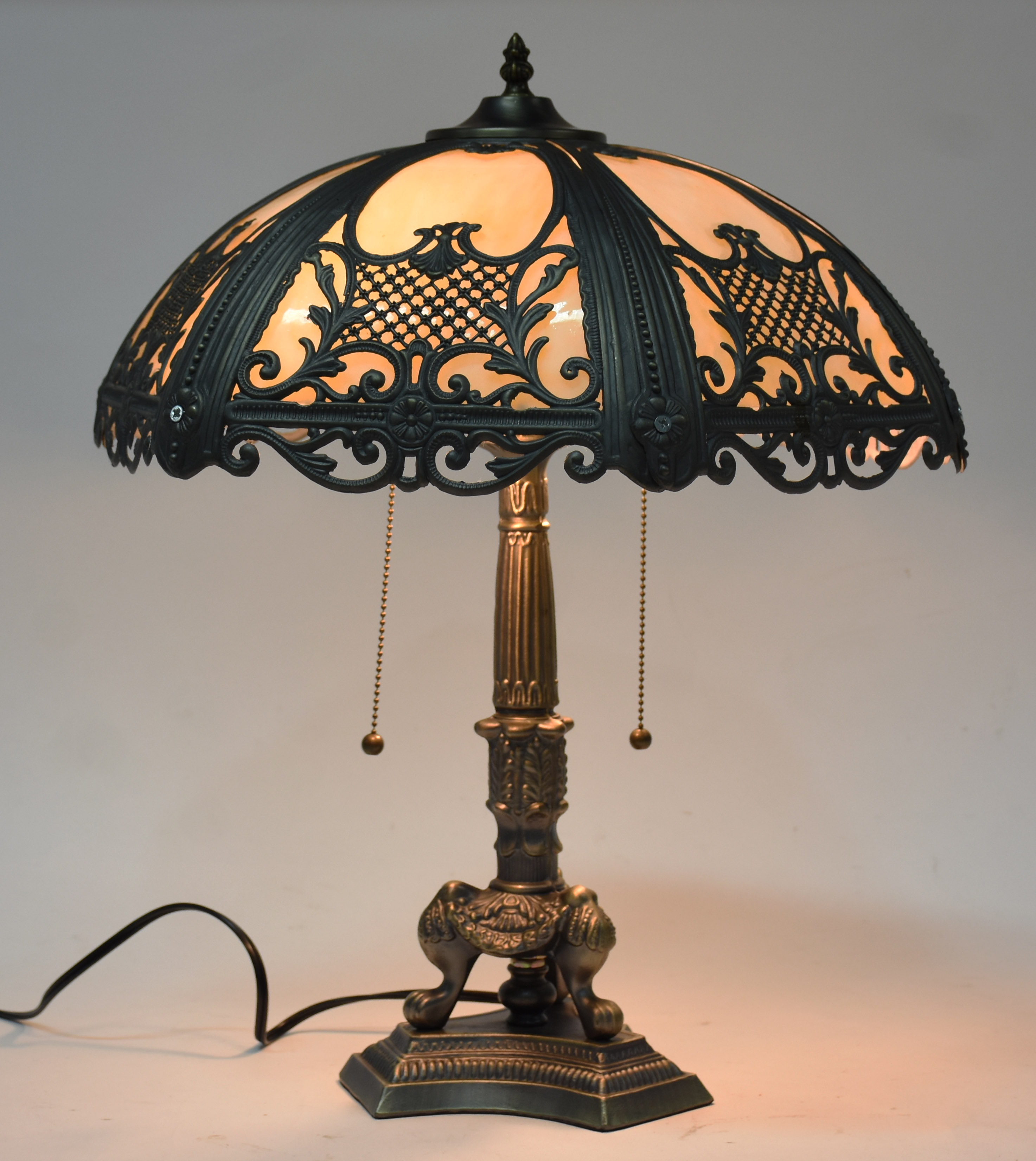 Luminária de metal ao gosto Tiffanys, cúpula trabalhada em vazados... - foto 2 de 3