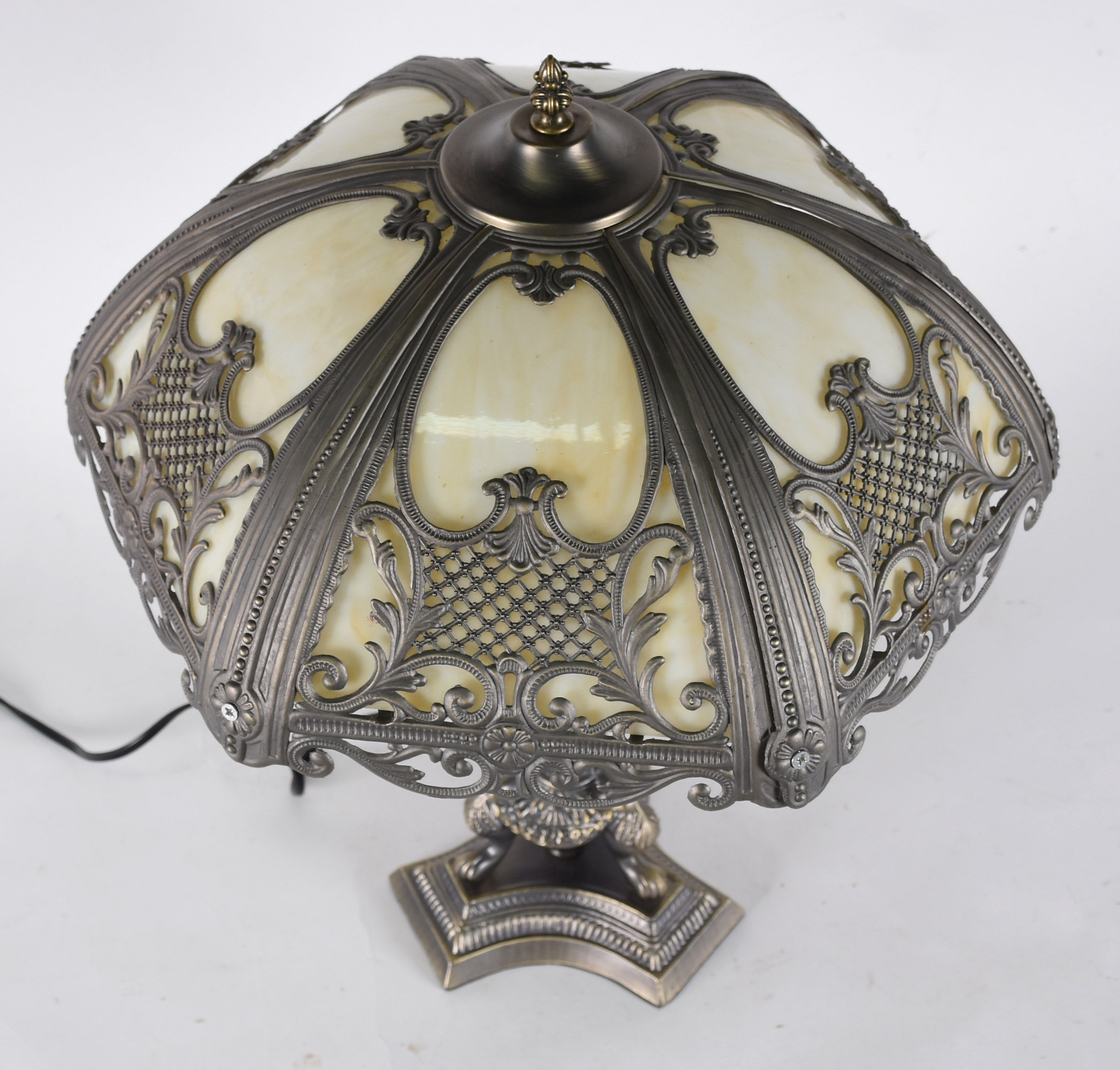 Luminária de metal ao gosto Tiffanys, cúpula trabalhada em vazados... - foto 3 de 3
