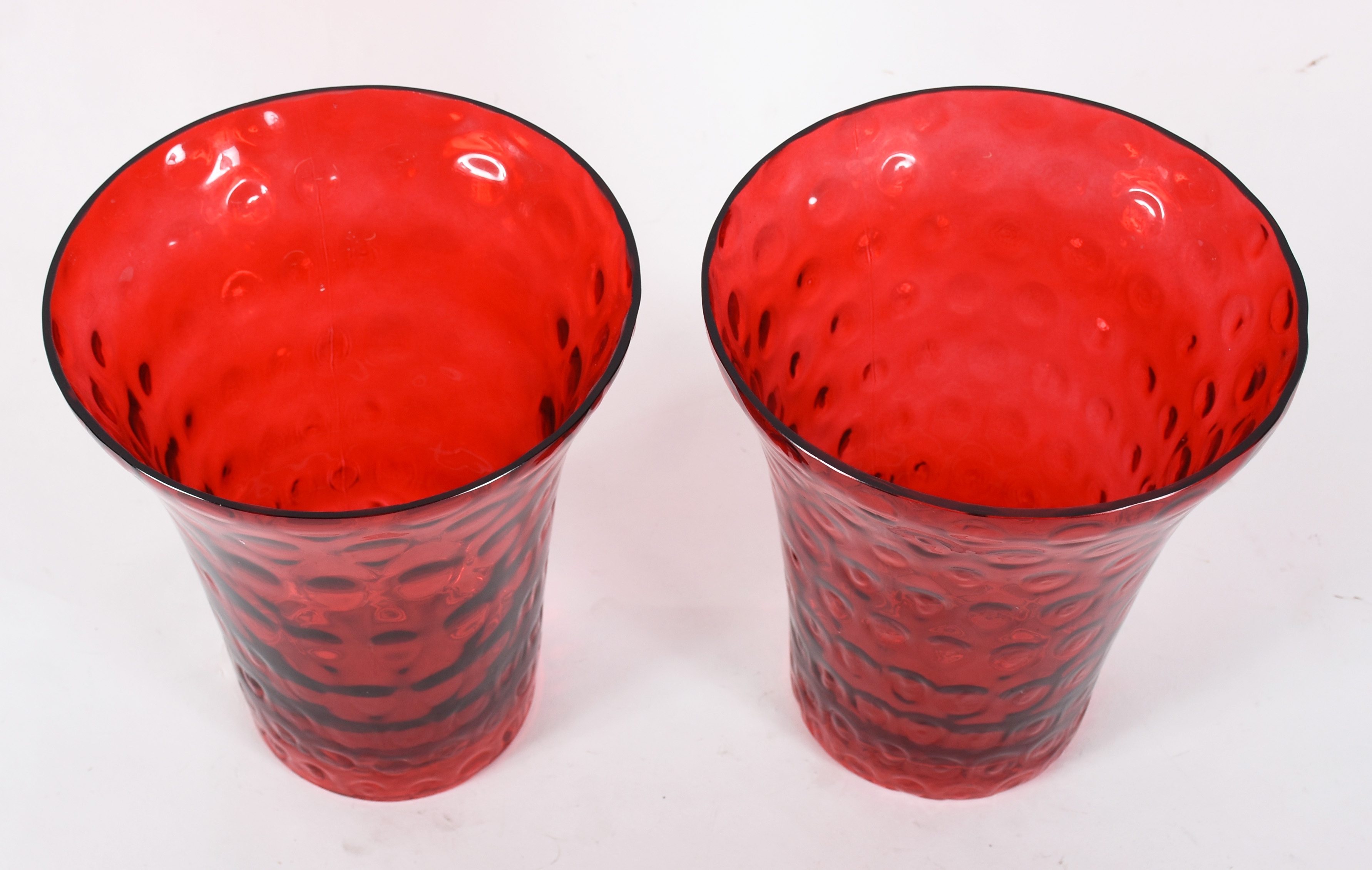 Par de Jarras decorativas de vidro vermelho transparente com "bolhas"... - foto 2 de 3