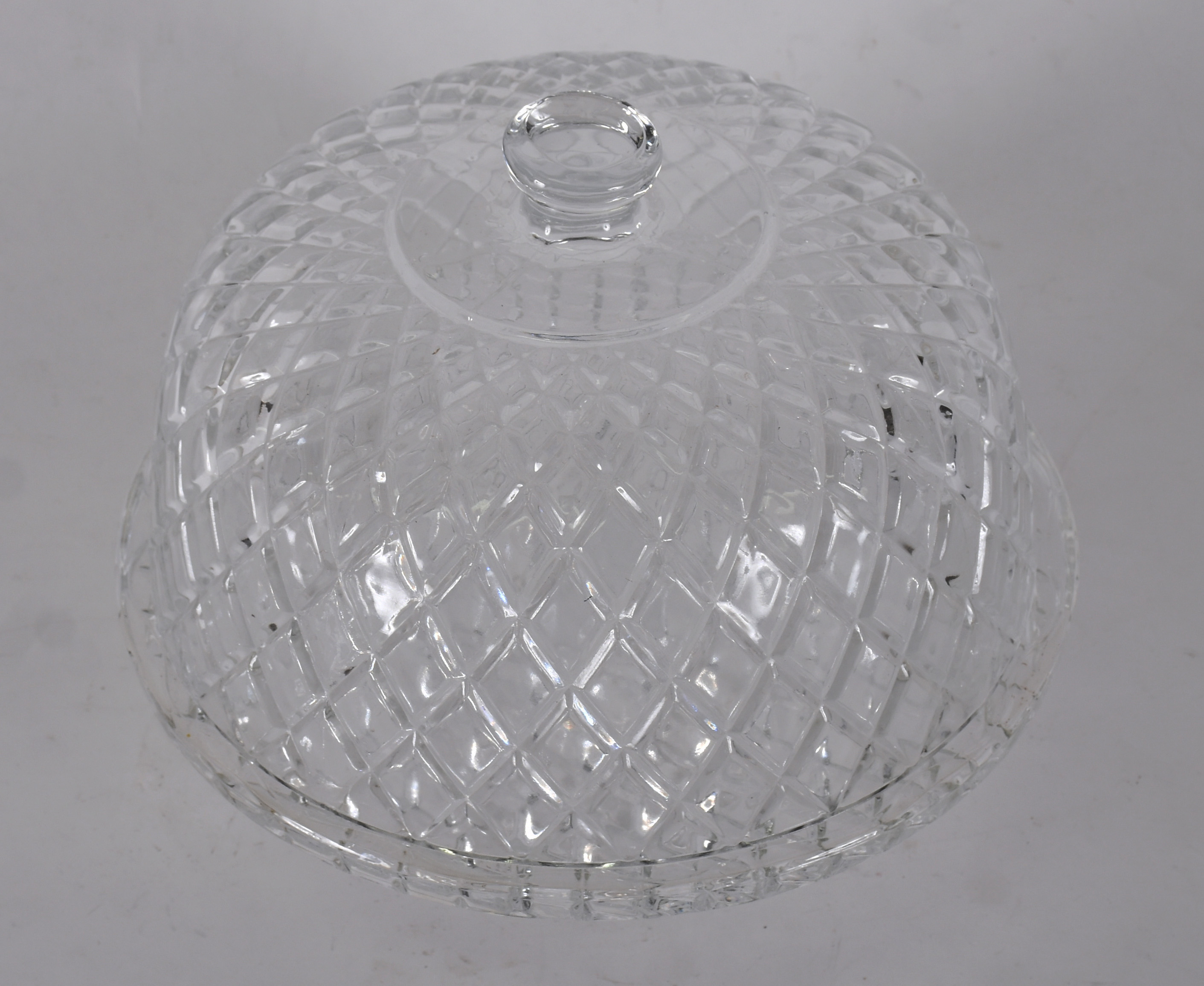 Boleira de cristal lapidado em frisos, sendo prato de pé alto e... - foto 2 de 4