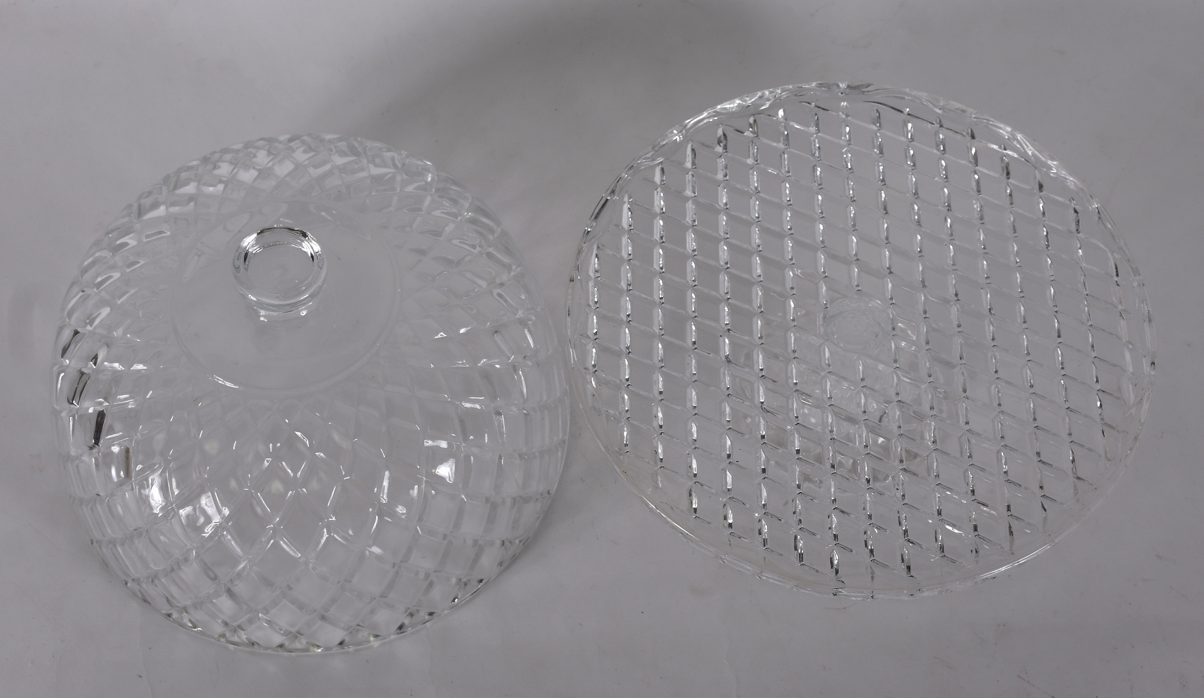 Boleira de cristal lapidado em frisos, sendo prato de pé alto e... - foto 4 de 4