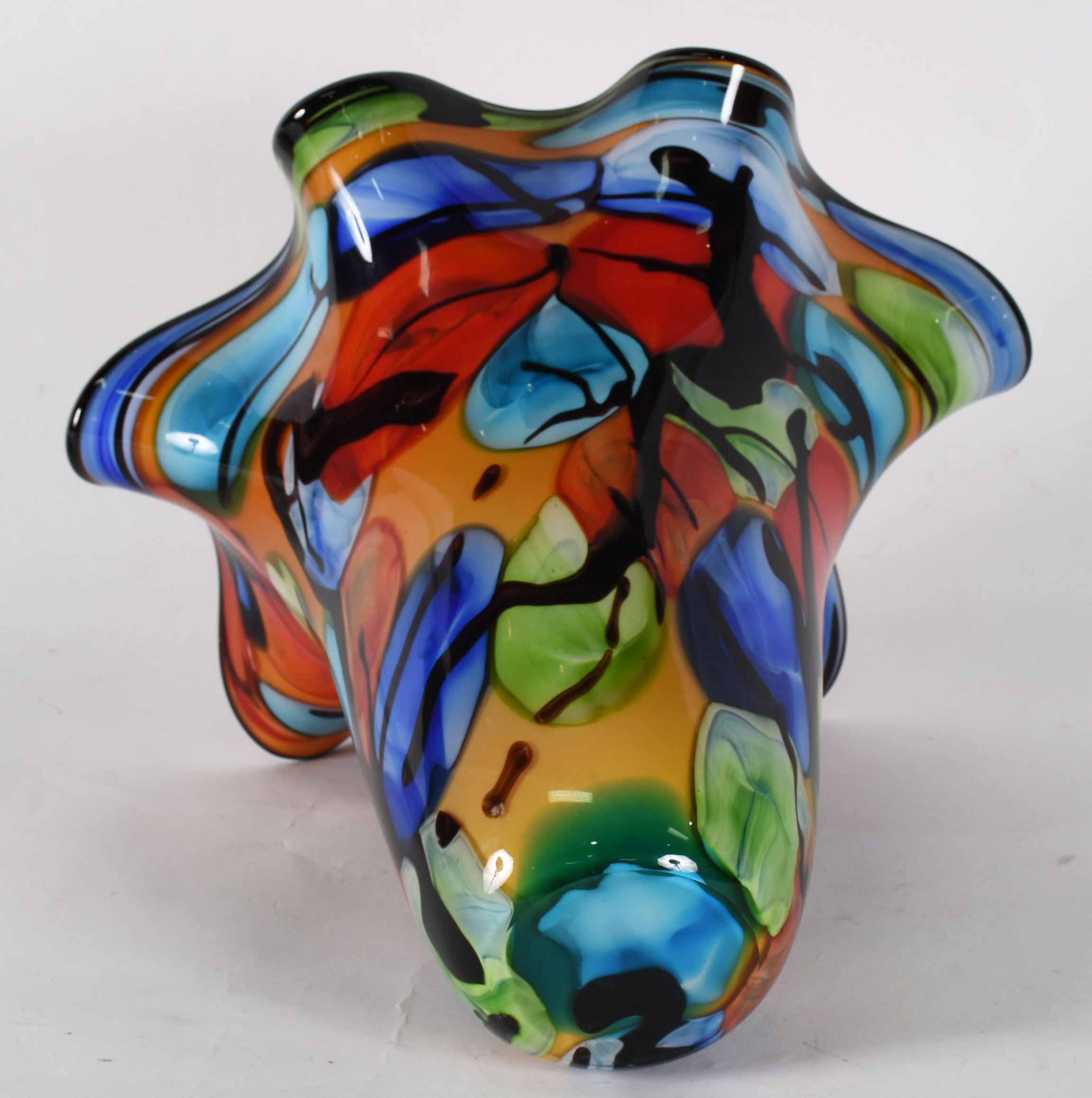 Vaso de murano policromado com borda ondulada . - foto 2 de 4