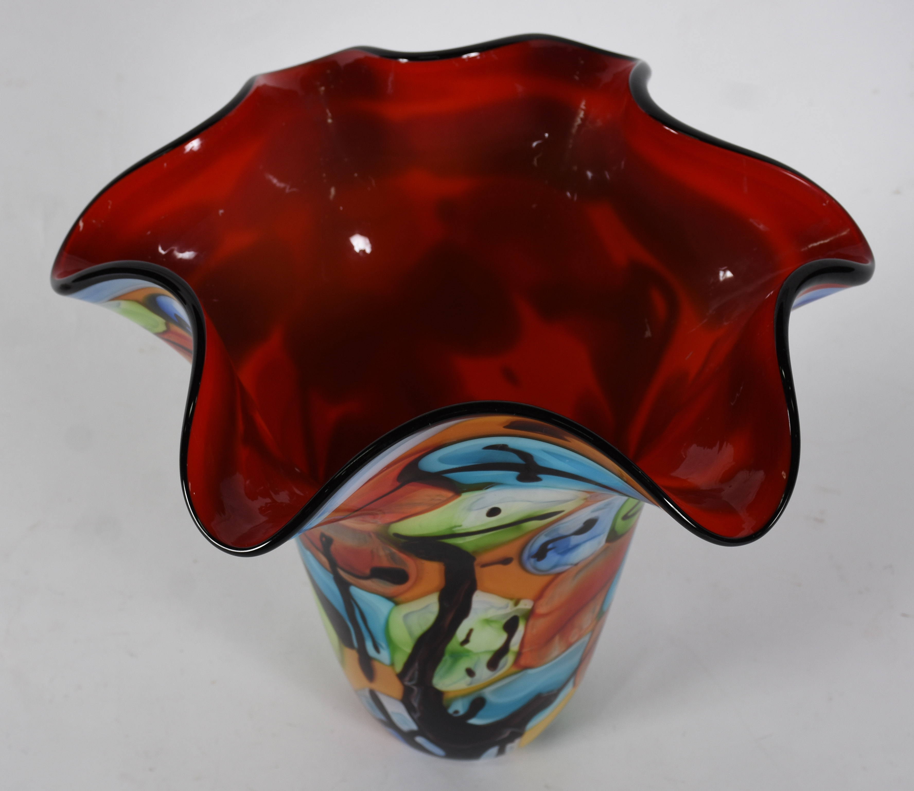 Vaso de murano policromado com borda ondulada . - foto 3 de 4