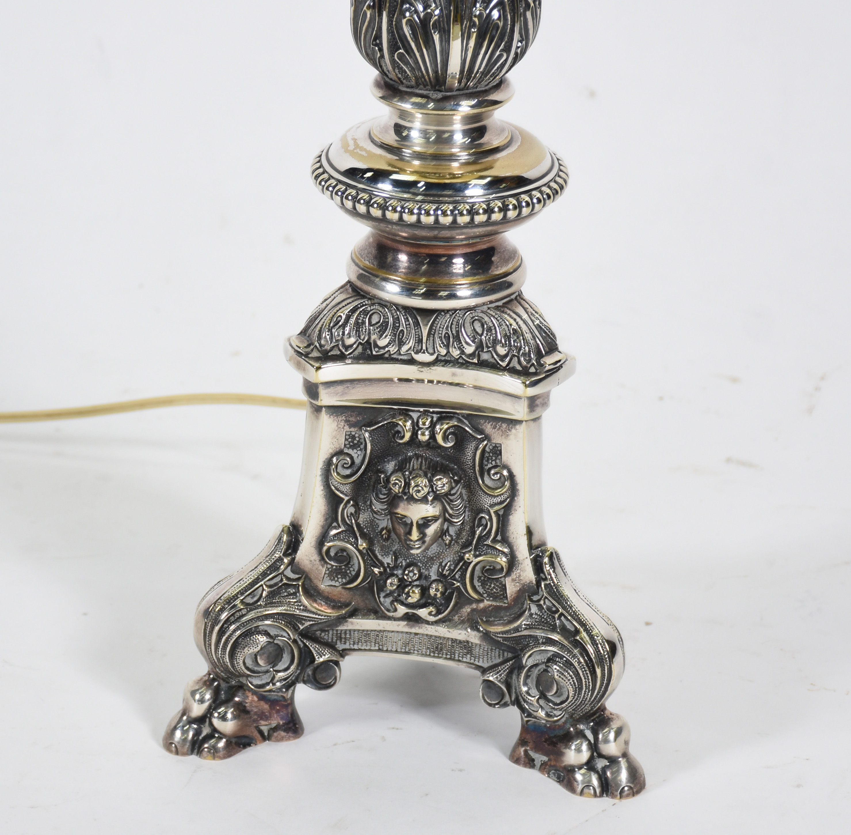 Grande Tocheiro de metal adaptado para abatjour, detalhes com rostos... - foto 3 de 3