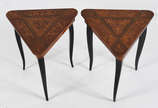 Par de mesas italianas, feitio triangular, tamp... - Par de mesas italianas, feitio triangular, tampos  articulados trabalhados com marqueterie .