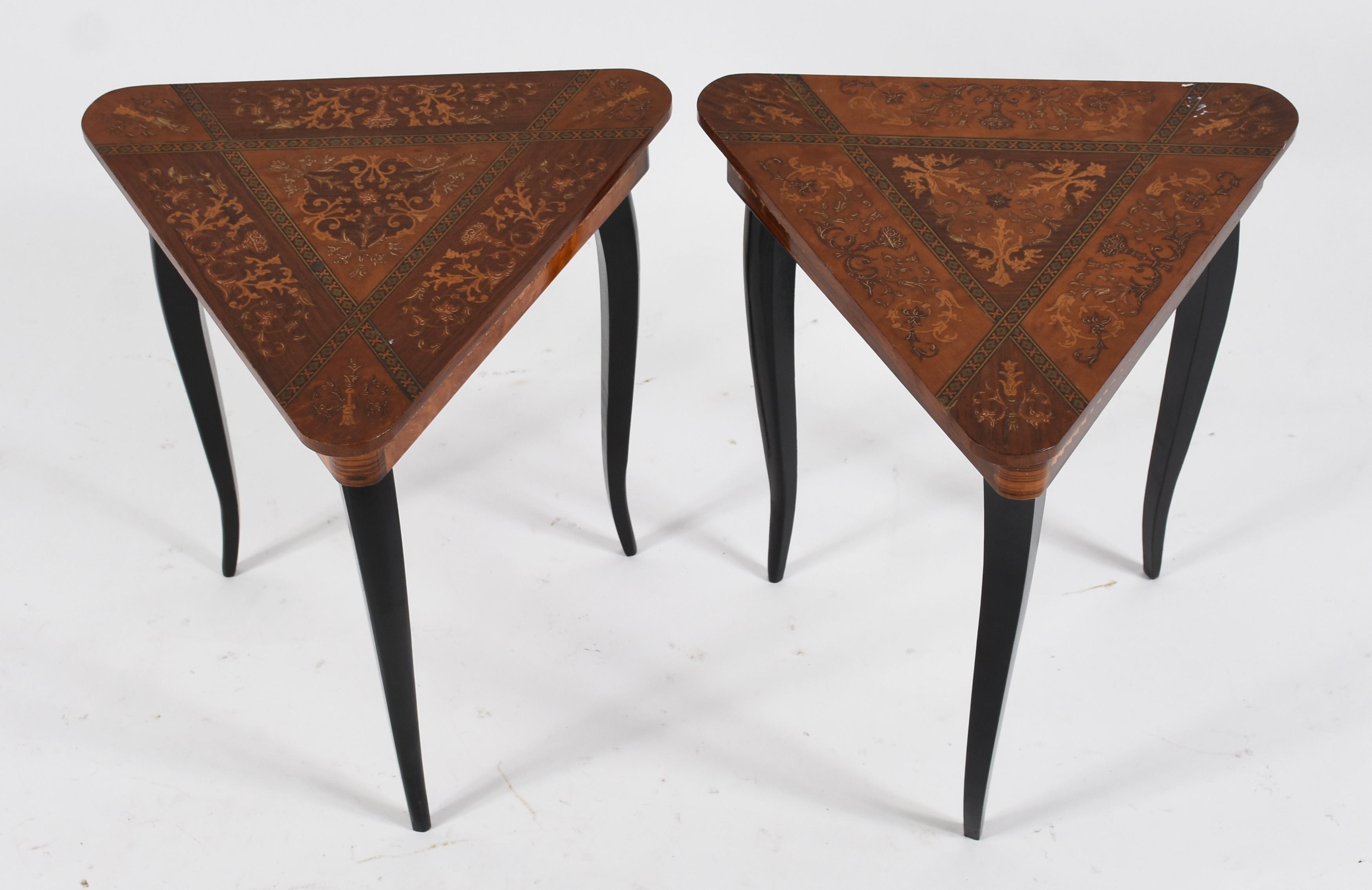 Par de mesas italianas, feitio triangular, tampos articulados... - foto 1 de 4
