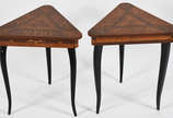 Par de mesas italianas, feitio triangular, tamp... - Par de mesas italianas, feitio triangular, tampos  articulados trabalhados com marqueterie .