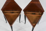 Par de mesas italianas, feitio triangular, tamp... - Par de mesas italianas, feitio triangular, tampos  articulados trabalhados com marqueterie .