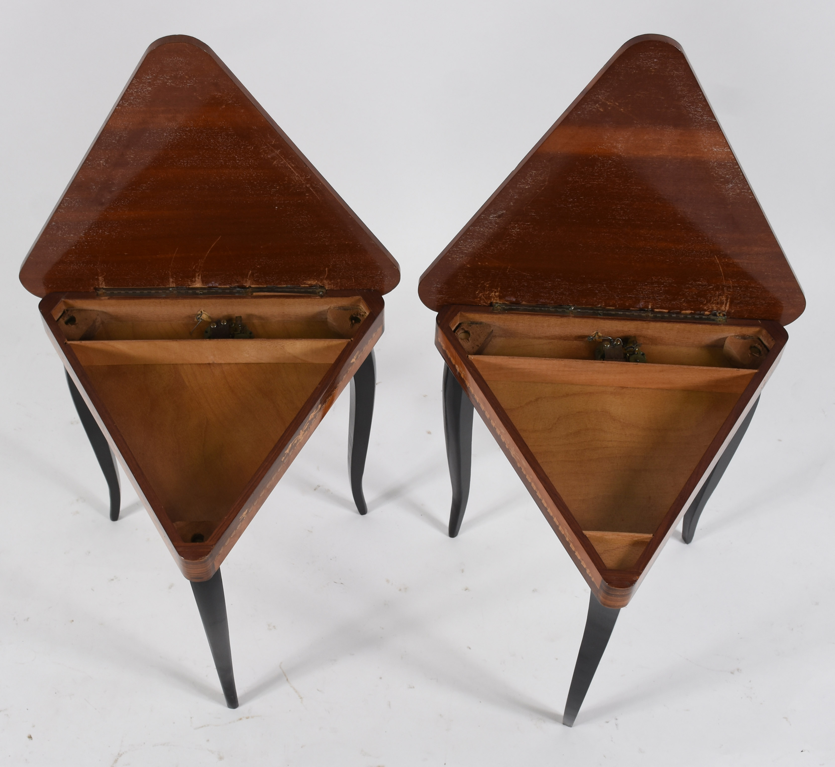 Par de mesas italianas, feitio triangular, tampos articulados... - foto 3 de 4