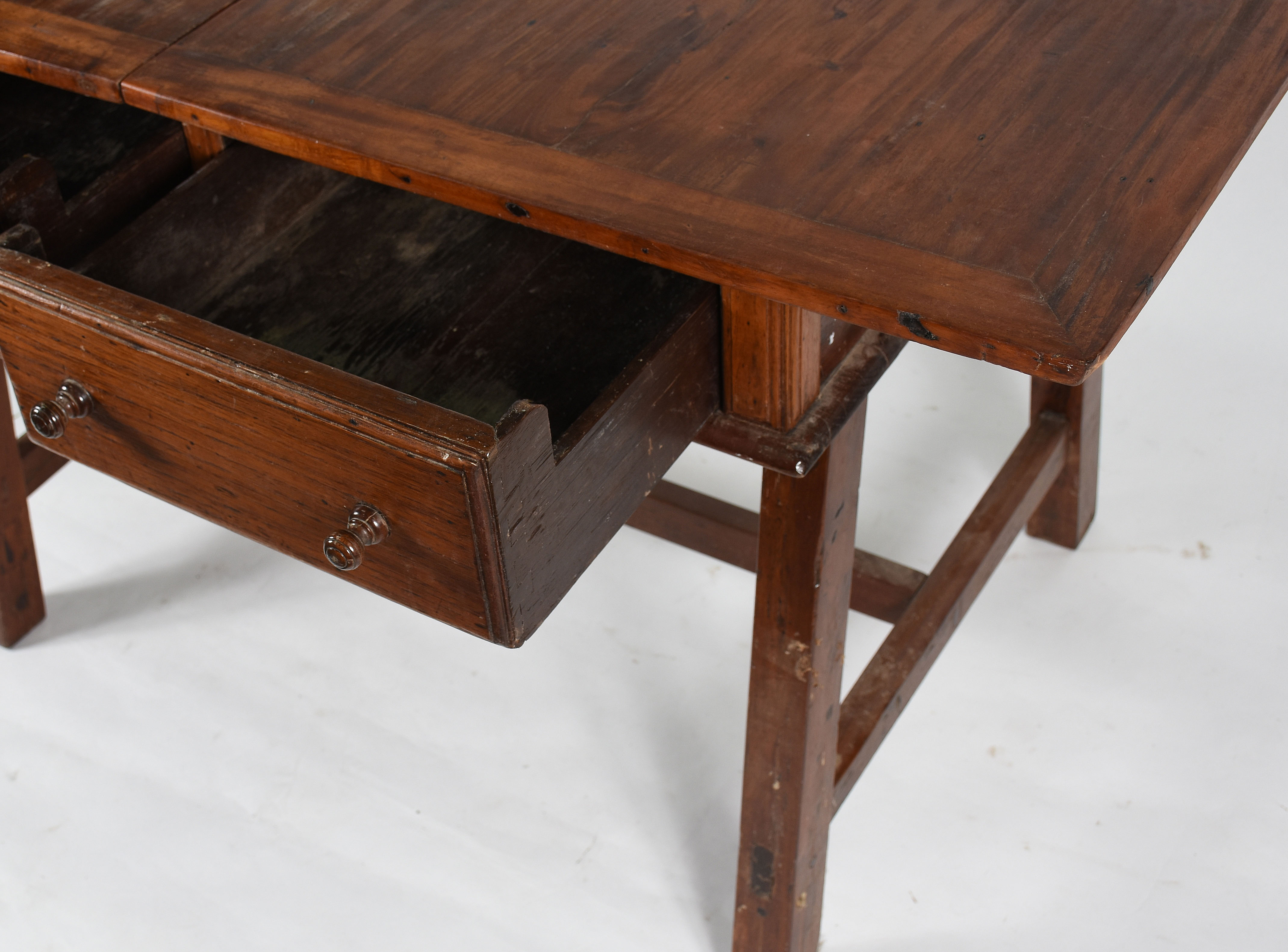 Mesa de madeira nobre com 2 gavetas. - foto 4 de 5