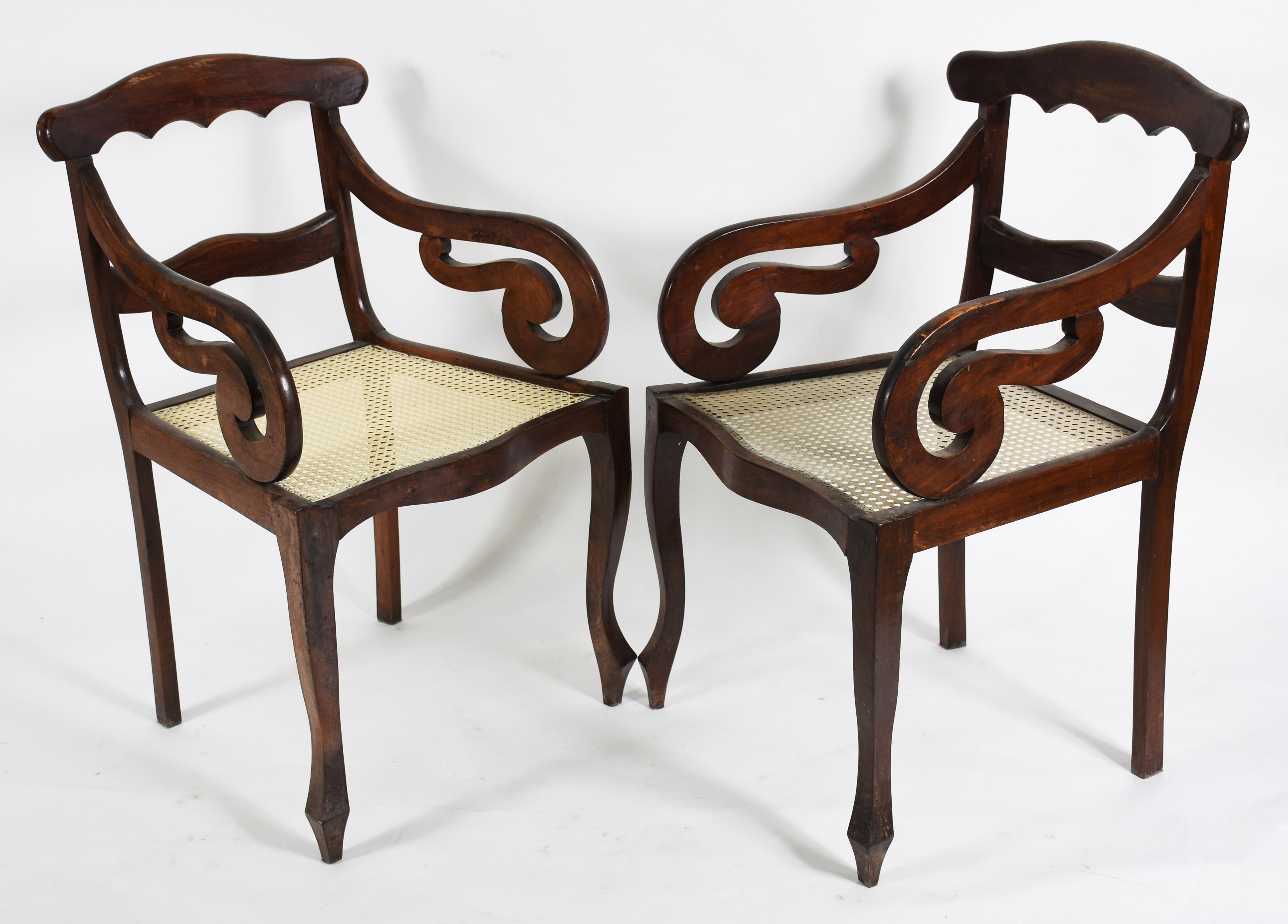 Par de cadeiras de madeira nobre, com braços, assentos de palhinha... - foto 2 de 3