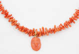 Colar em coral vermelho italiano, ao centro cam... - Colar em coral vermelho italiano, ao centro camafeu também em coral. Fecho e alça em ouro 18k - Comprimento 55 cm.