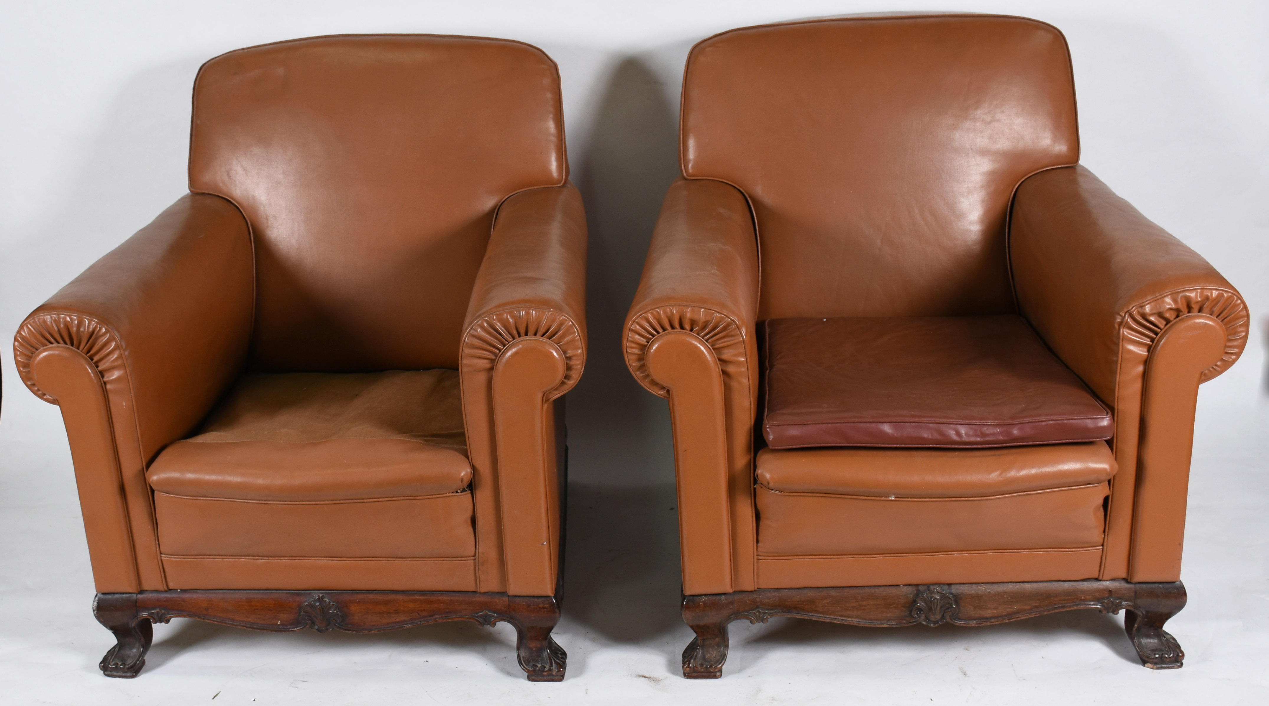 Par de poltronas estofadas e forradas de curvim marrom. Pés de... - foto 1 de 5