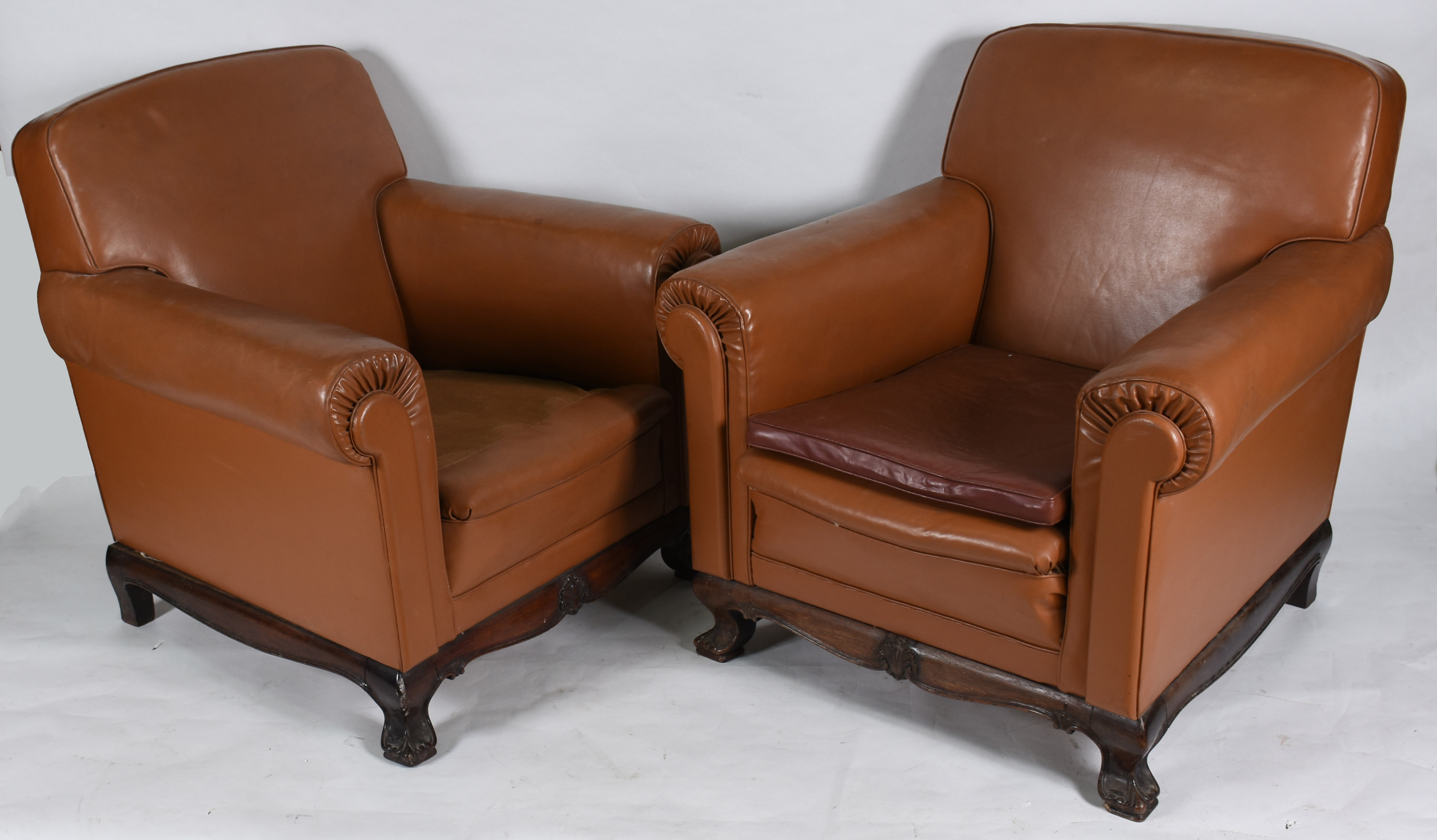 Par de poltronas estofadas e forradas de curvim marrom. Pés de... - foto 2 de 5