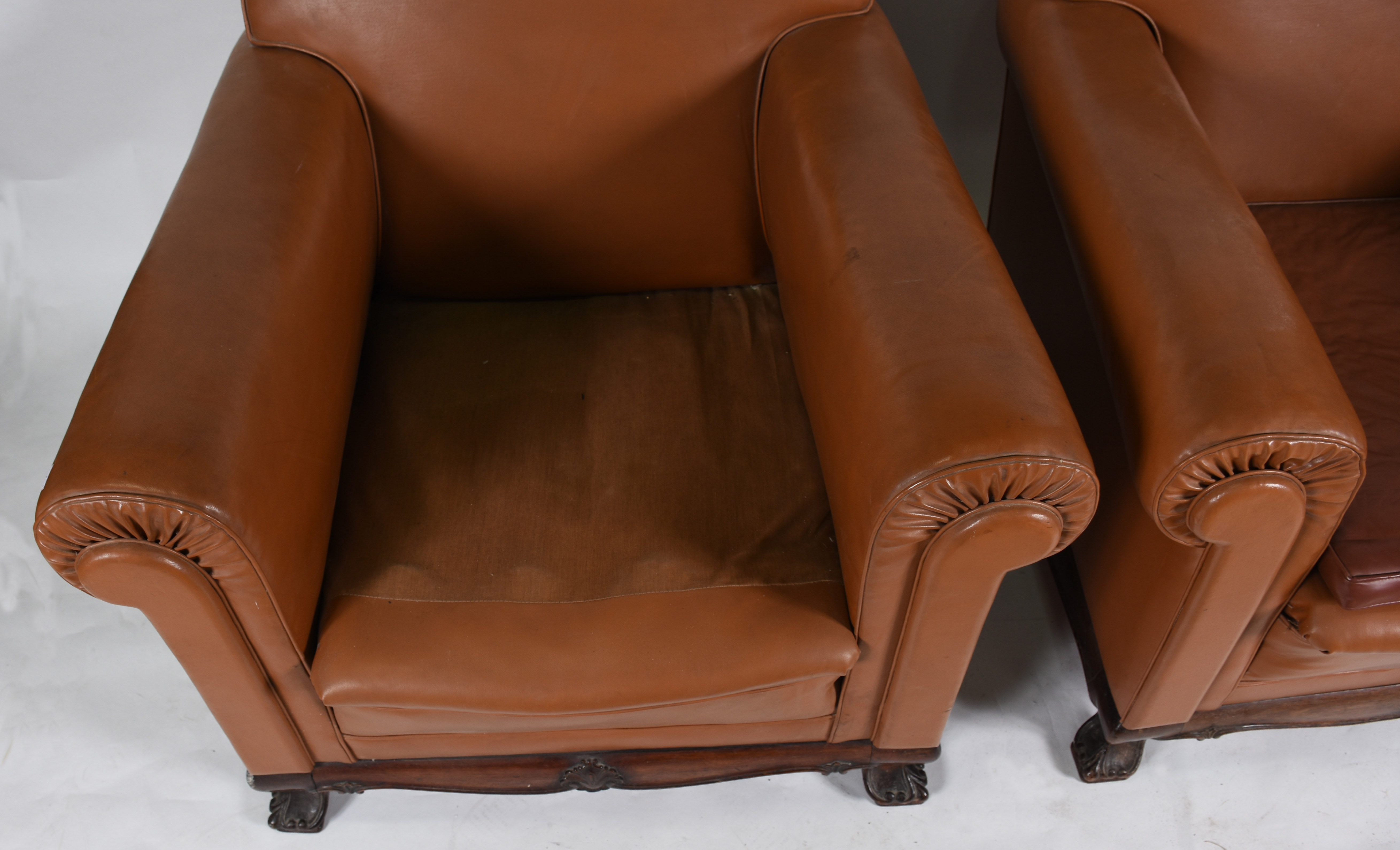 Par de poltronas estofadas e forradas de curvim marrom. Pés de... - foto 4 de 5