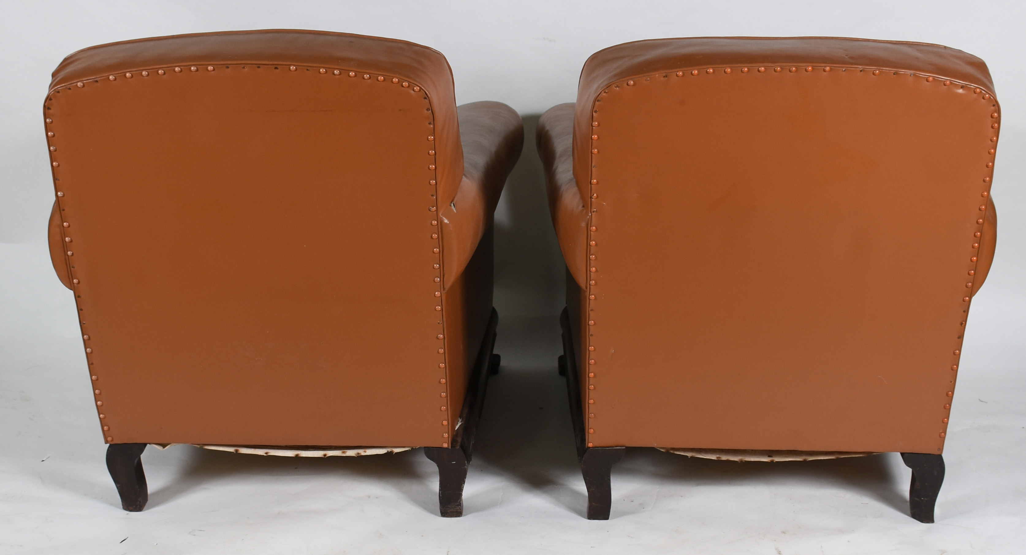 Par de poltronas estofadas e forradas de curvim marrom. Pés de... - foto 5 de 5