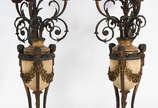 Par de candelabros de alabastro com guarnição d... - Par de candelabros de alabastro com guarnição de metal dourado para quatro velas cada, base com figuras femininas estilizadas.