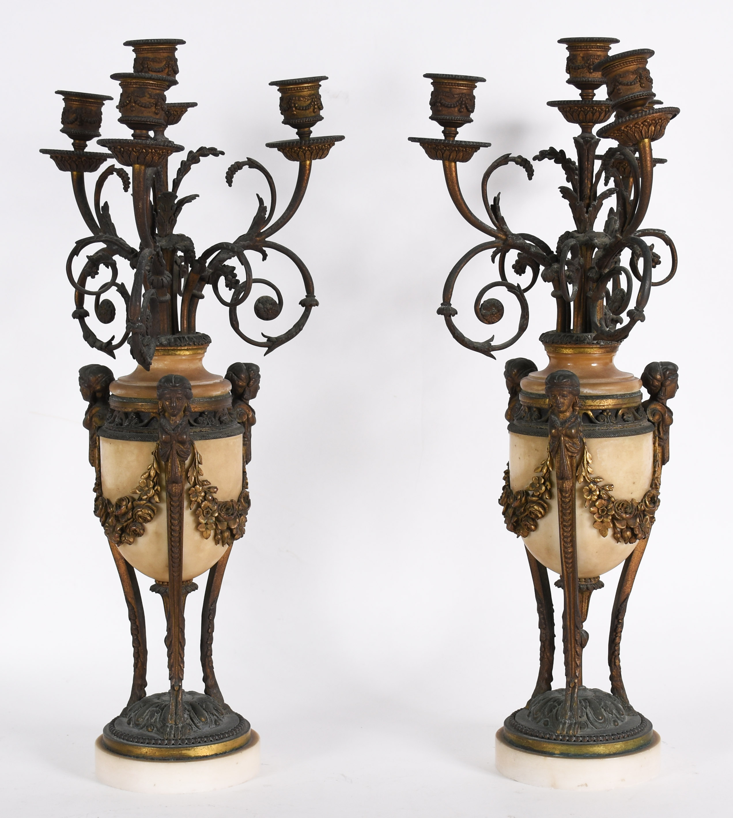 Par de candelabros de alabastro com guarnição de metal dourado para... - foto 2 de 4