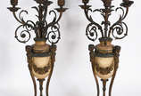 Par de candelabros de alabastro com guarnição d... - Par de candelabros de alabastro com guarnição de metal dourado para quatro velas cada, base com figuras femininas estilizadas.