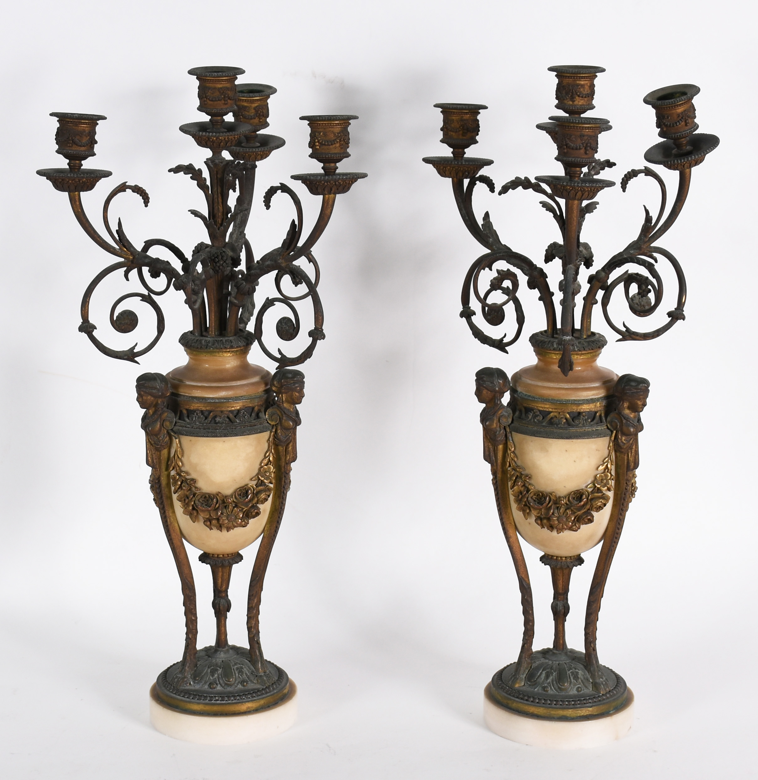 Par de candelabros de alabastro com guarnição de metal dourado para... - foto 1 de 4