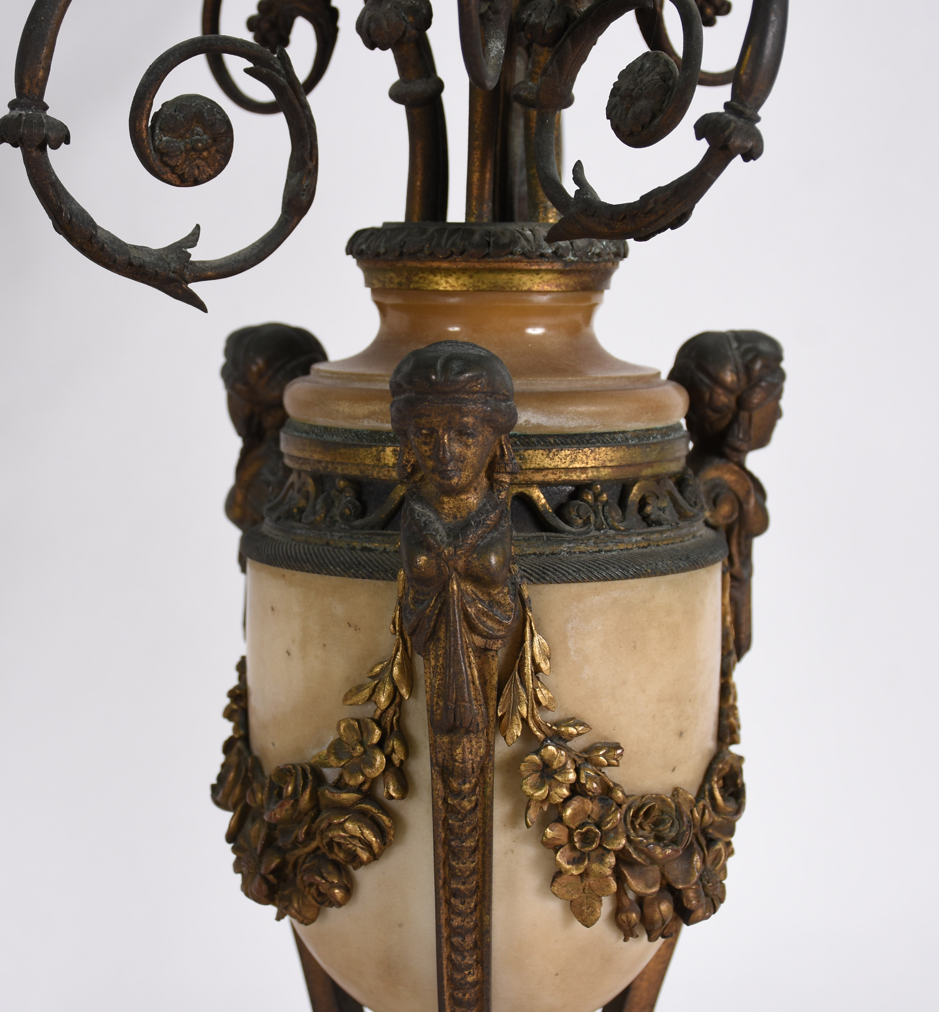 Par de candelabros de alabastro com guarnição de metal dourado para... - foto 3 de 4