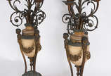 Par de candelabros de alabastro com guarnição d... - Par de candelabros de alabastro com guarnição de metal dourado para quatro velas cada, base com figuras femininas estilizadas.