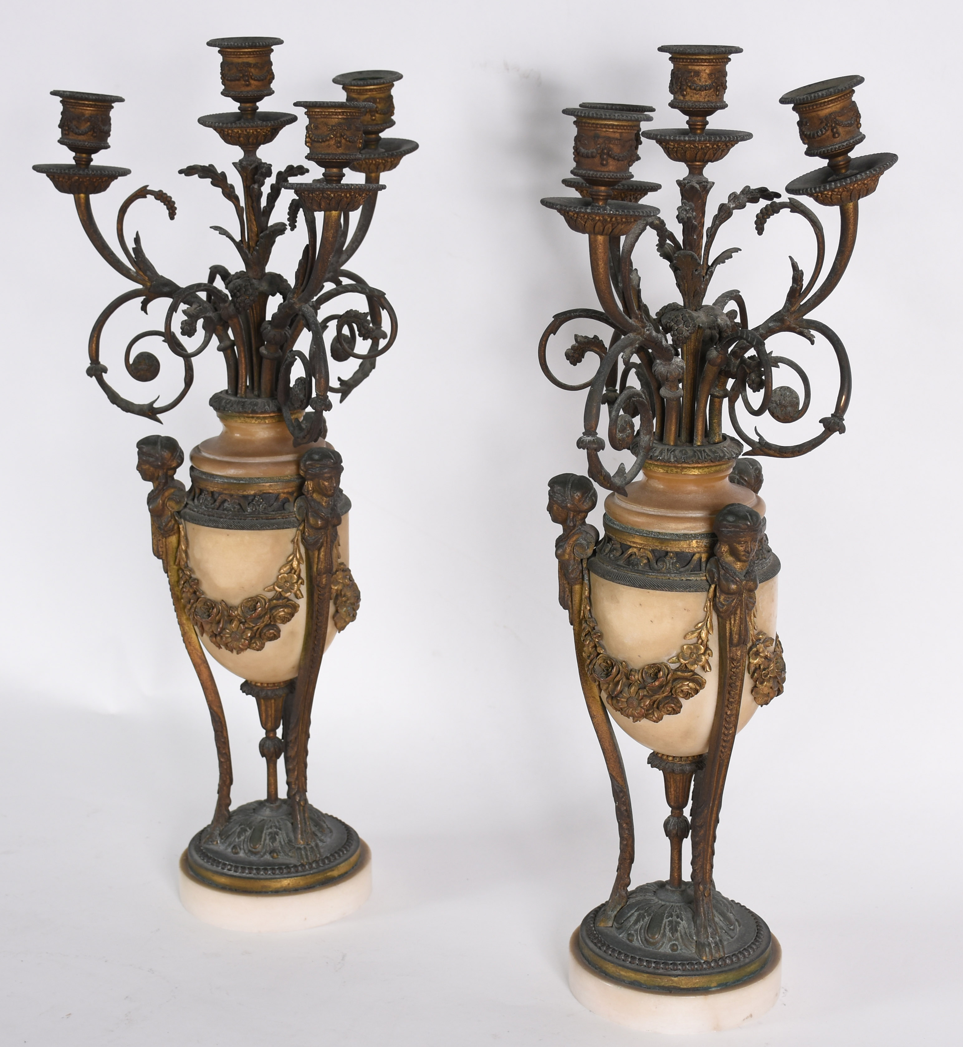 Par de candelabros de alabastro com guarnição de metal dourado para... - foto 4 de 4