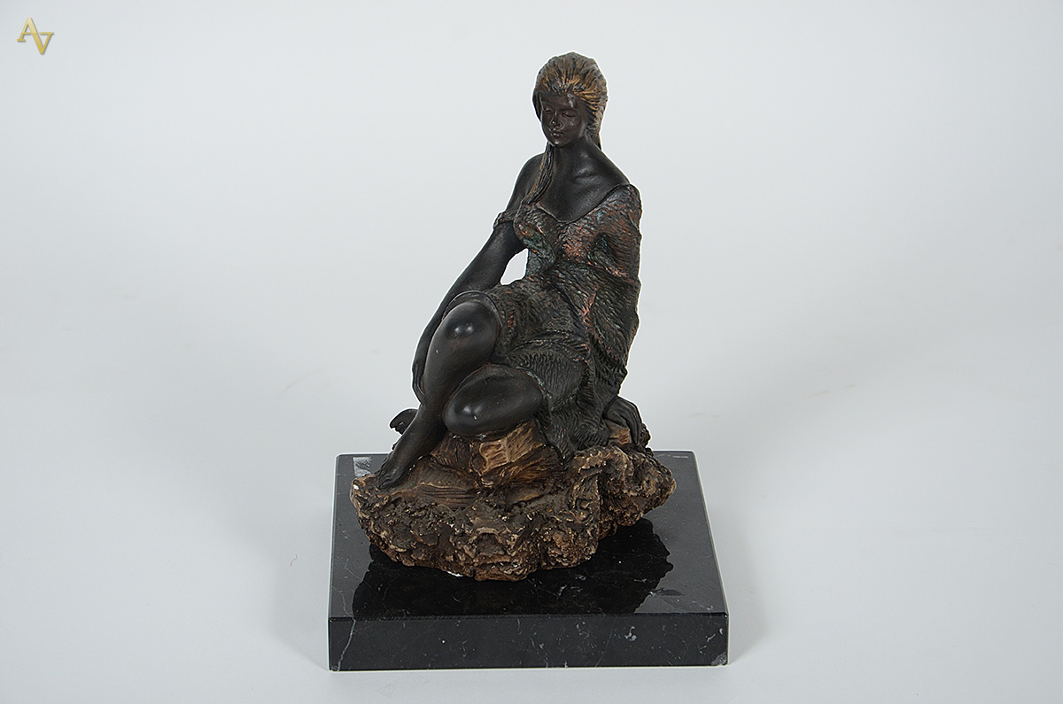Escultura de terracota representando menina sentada em rocha. Altura... - foto 1 de 2