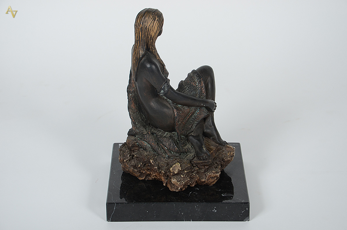 Escultura de terracota representando menina sentada em rocha. Altura... - foto 2 de 2