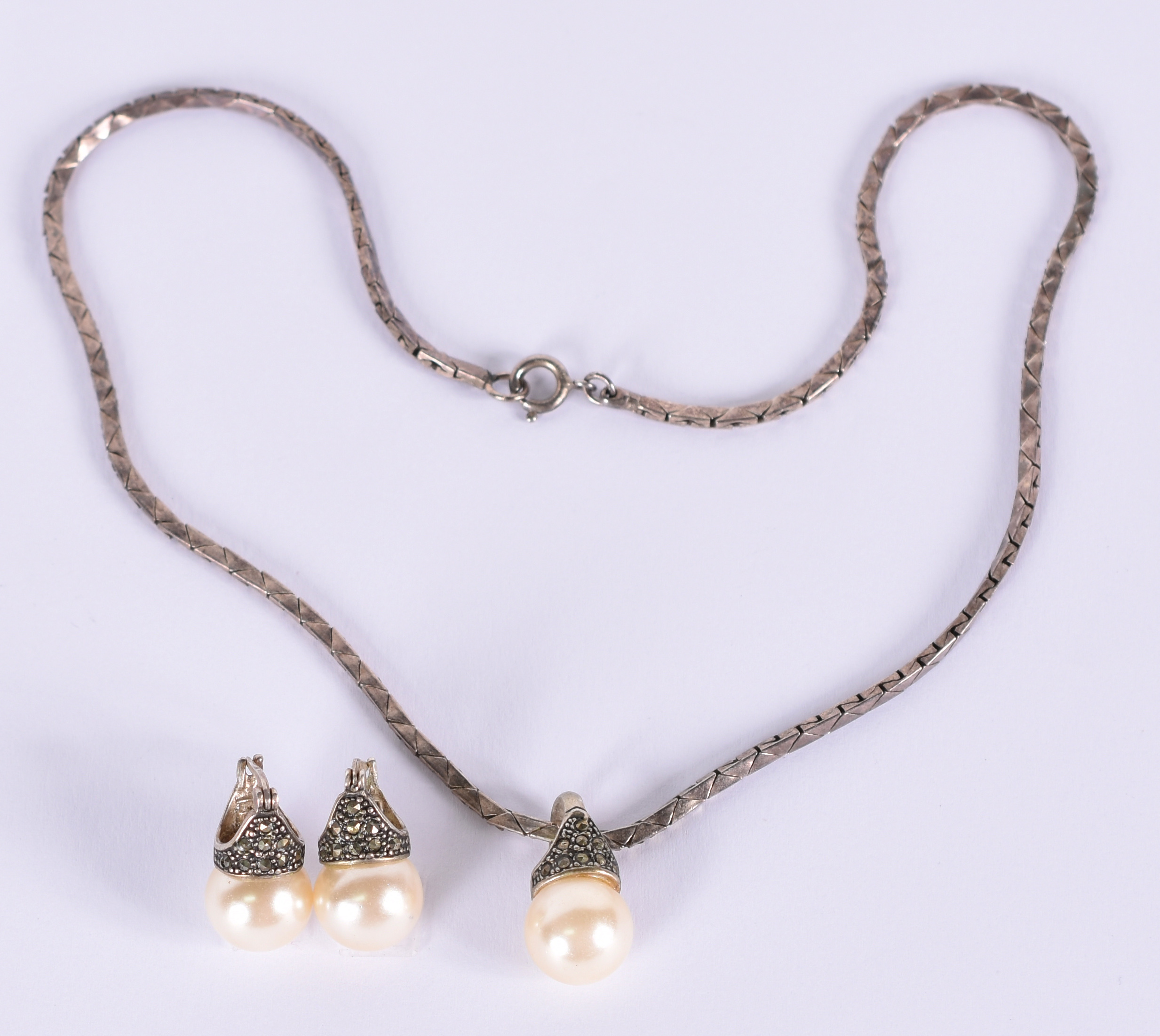 Conjunto com pingente e par de brincos de prata com detalhes em pedra... - foto 1 de 6