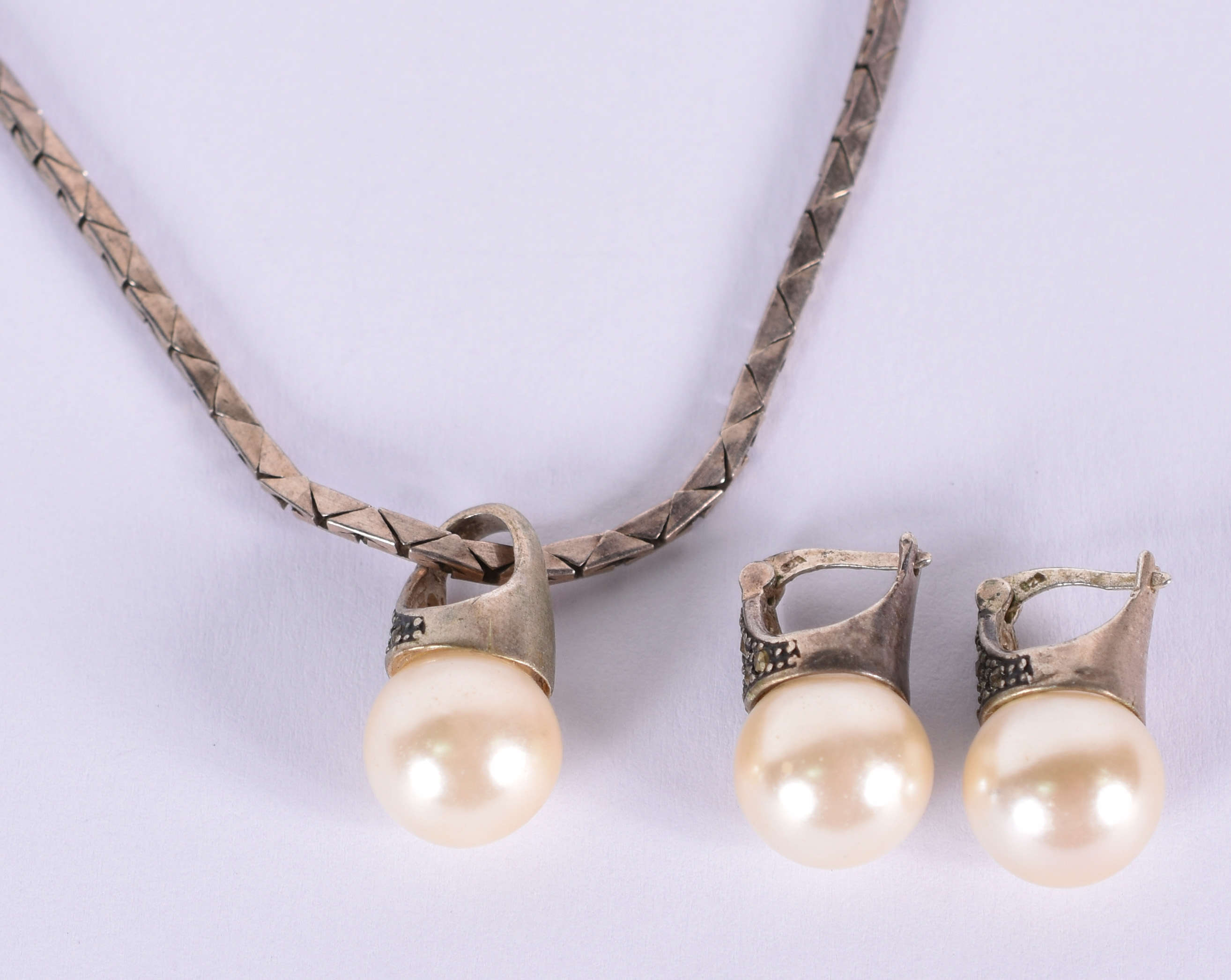 Conjunto com pingente e par de brincos de prata com detalhes em pedra... - foto 2 de 6