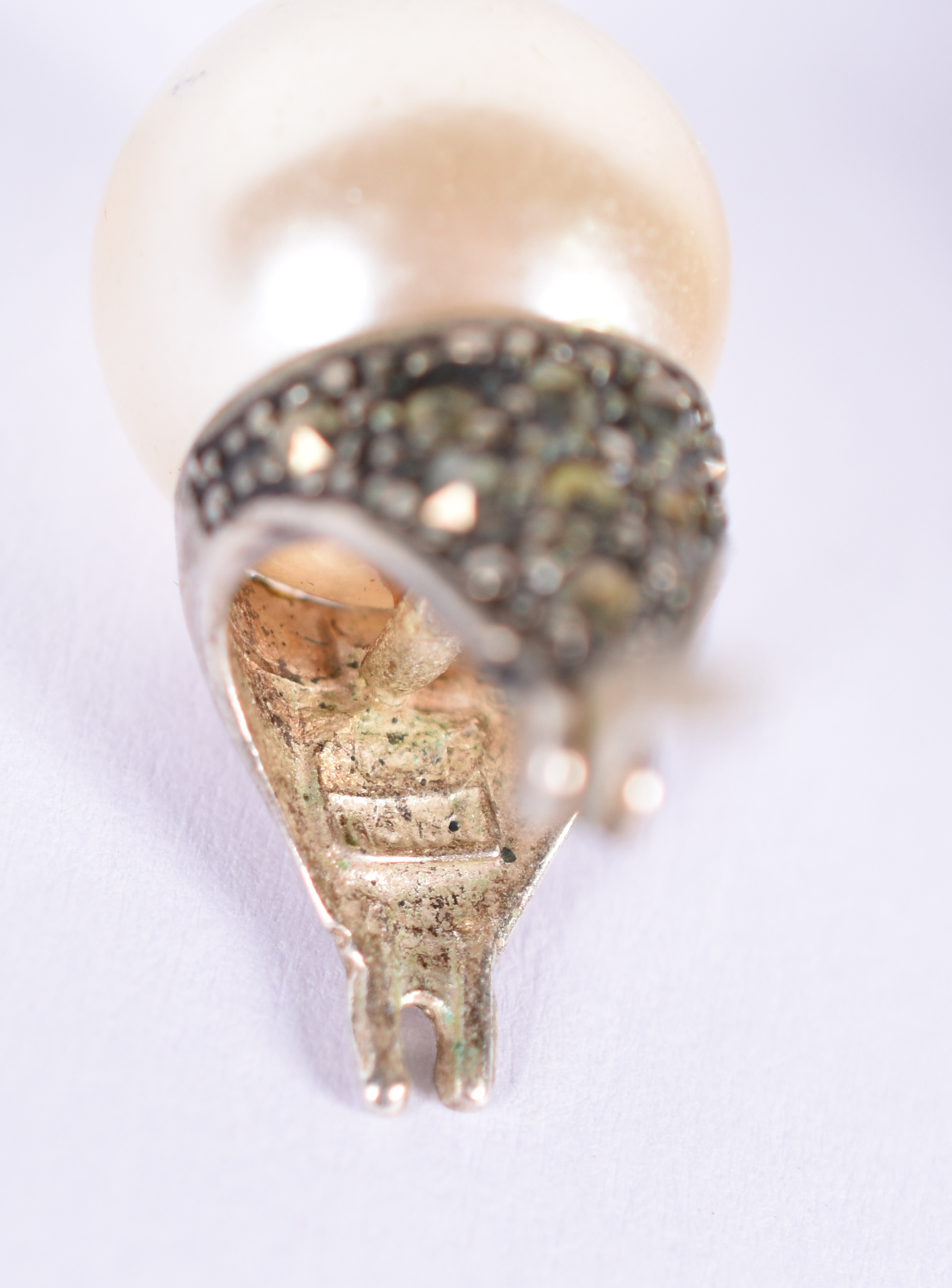 Conjunto com pingente e par de brincos de prata com detalhes em pedra... - foto 3 de 6